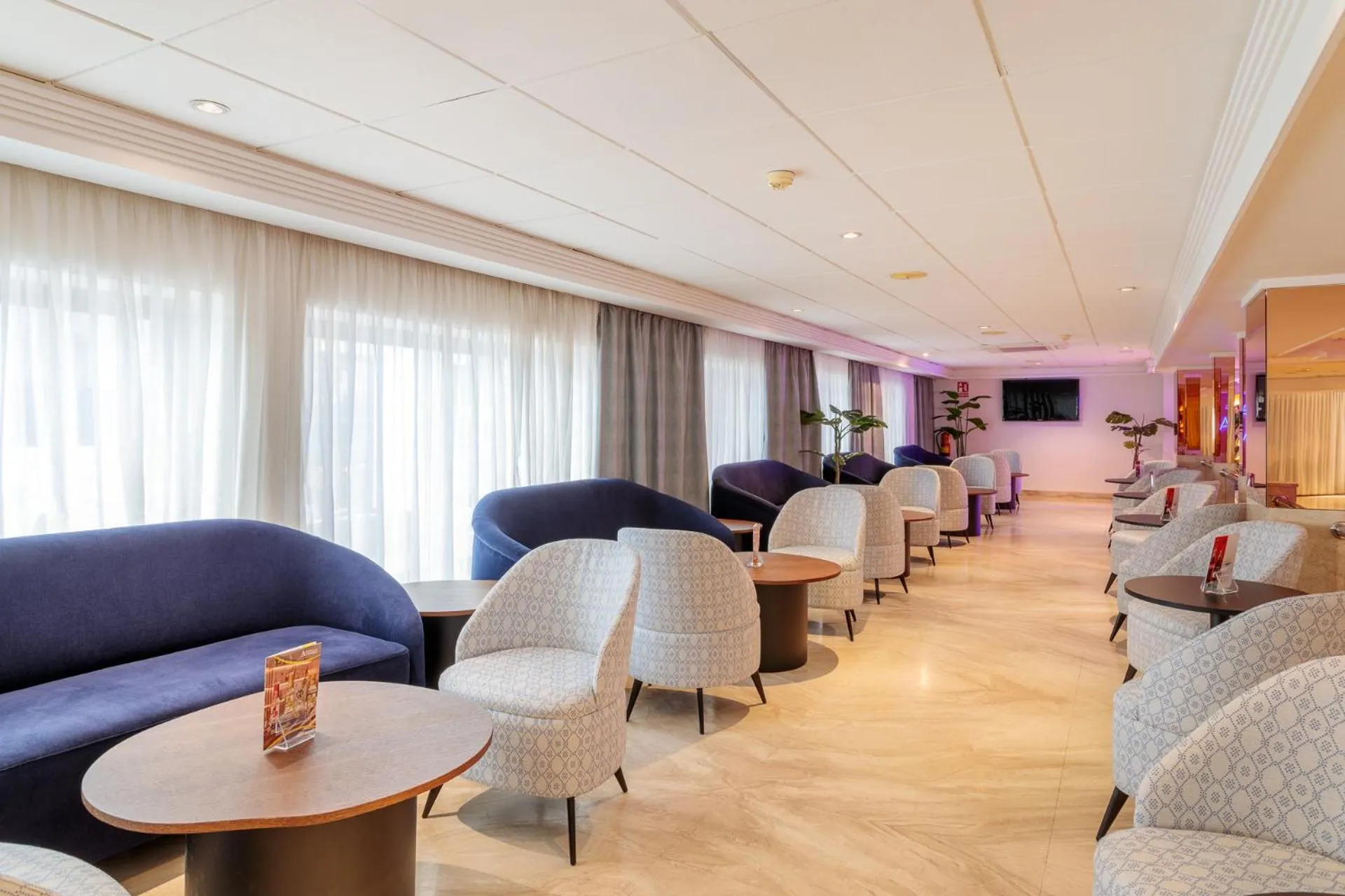 Communal lounge/ TV room in Hotel Avenida