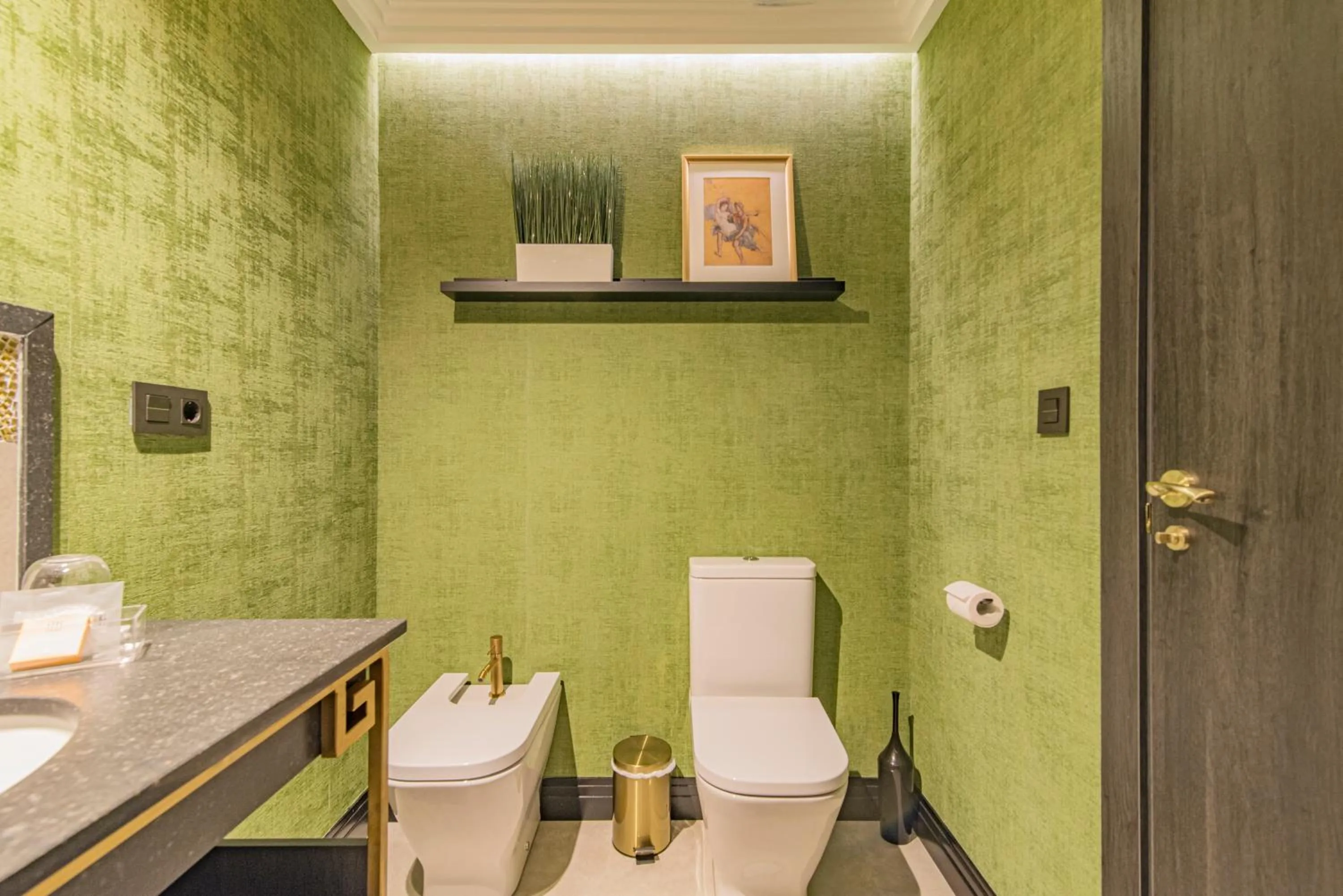 Toilet in VESCI FAVENTIA