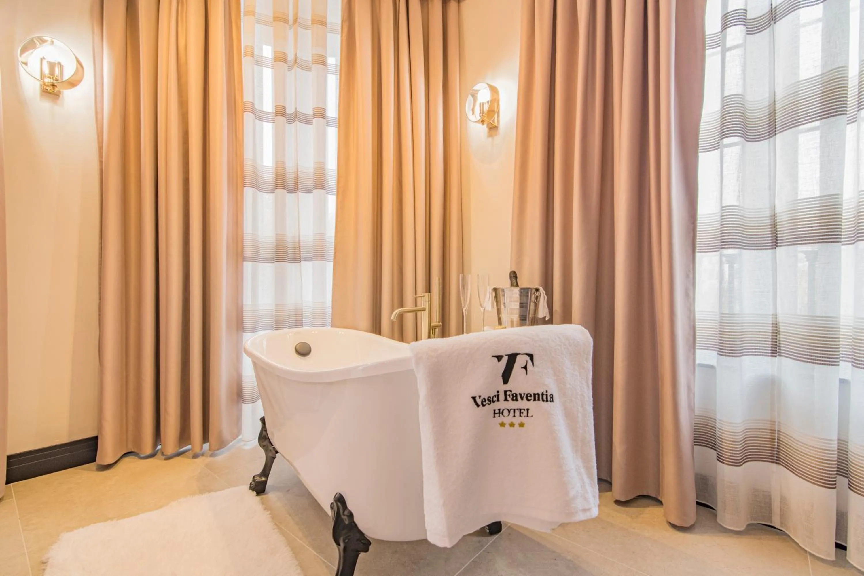 Bath, Bed in VESCI FAVENTIA