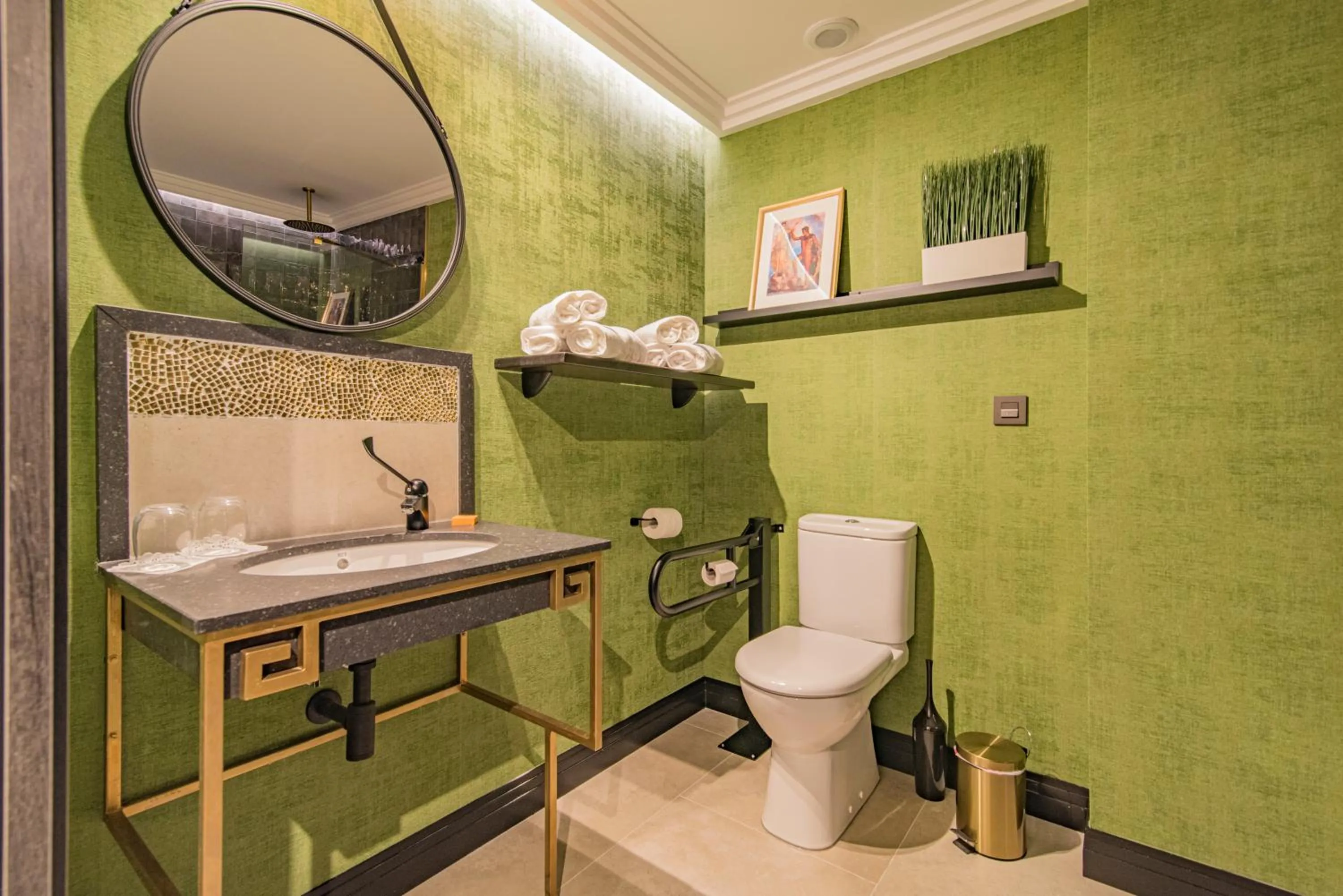 Toilet in VESCI FAVENTIA