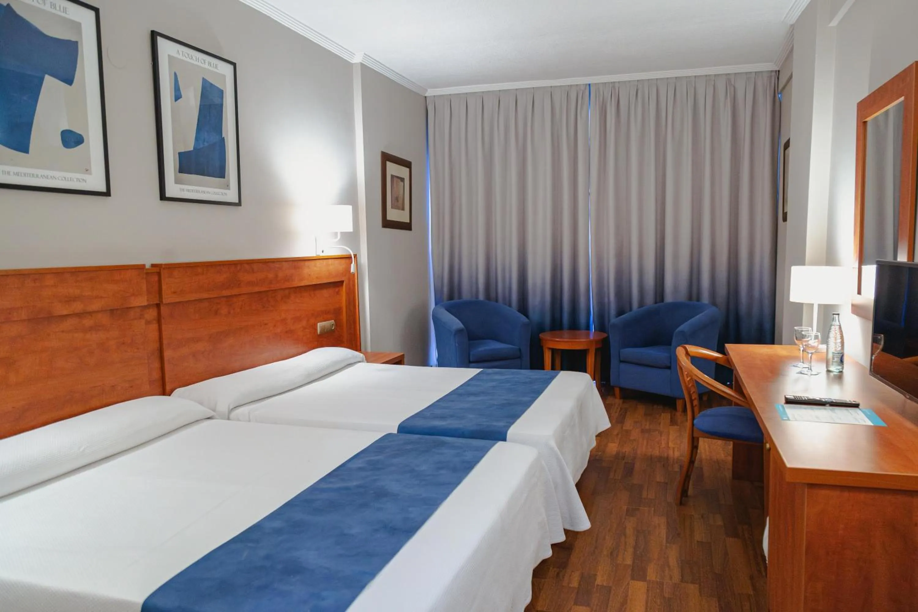 Photo of the whole room, Bed in Port Denia