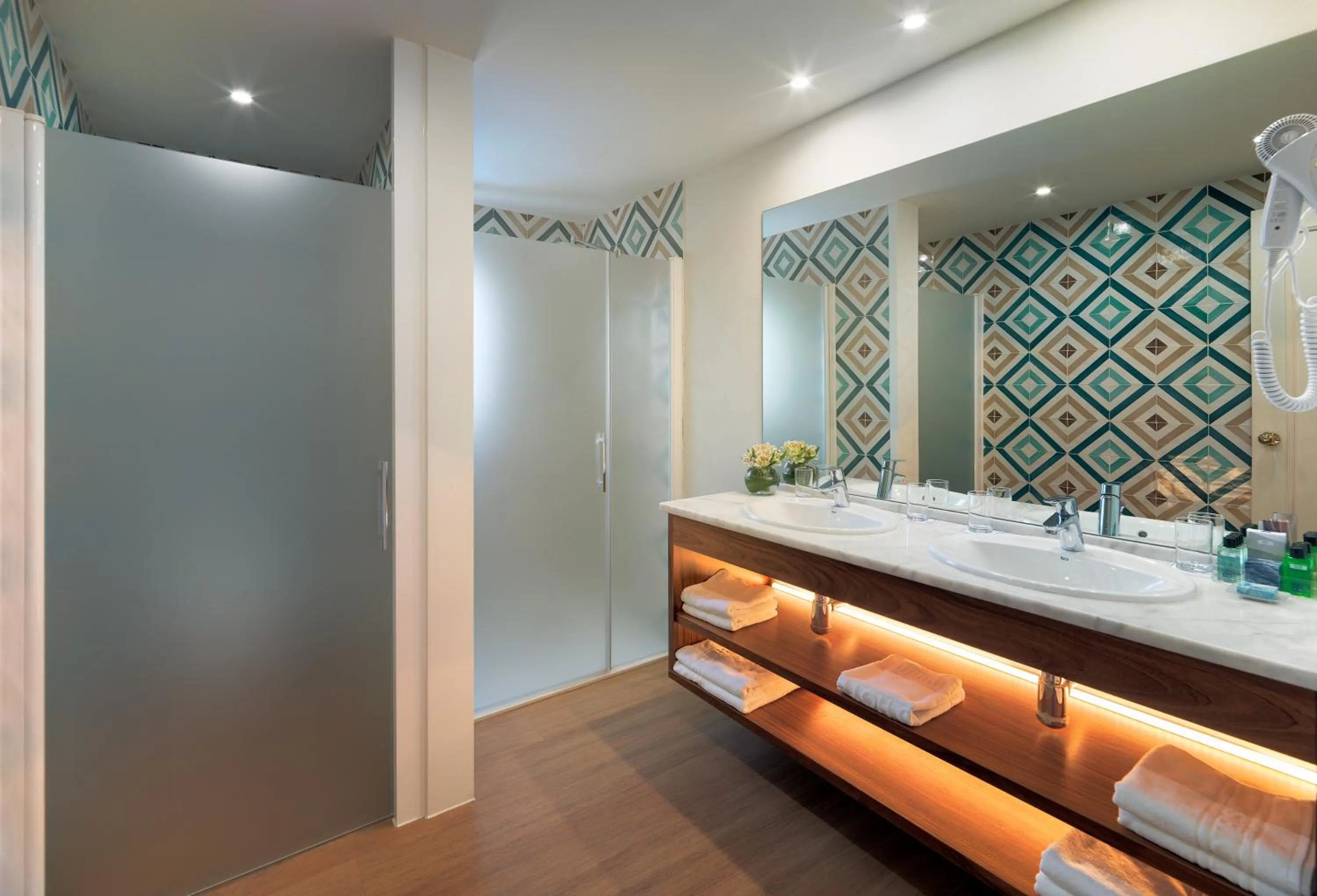 Bathroom, Bed in H10 Salou Princess