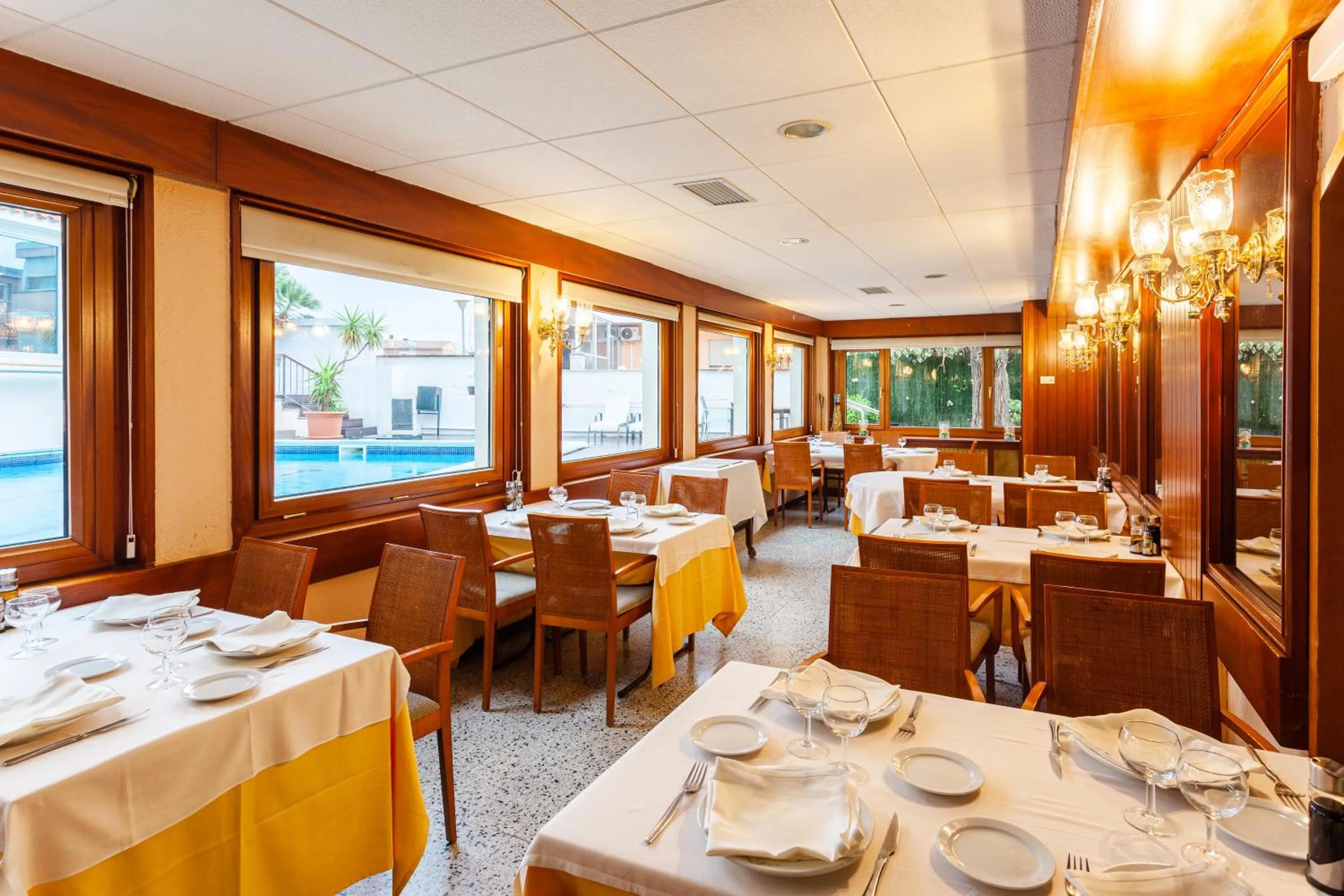 Restaurant/places to eat in Checkin Travé