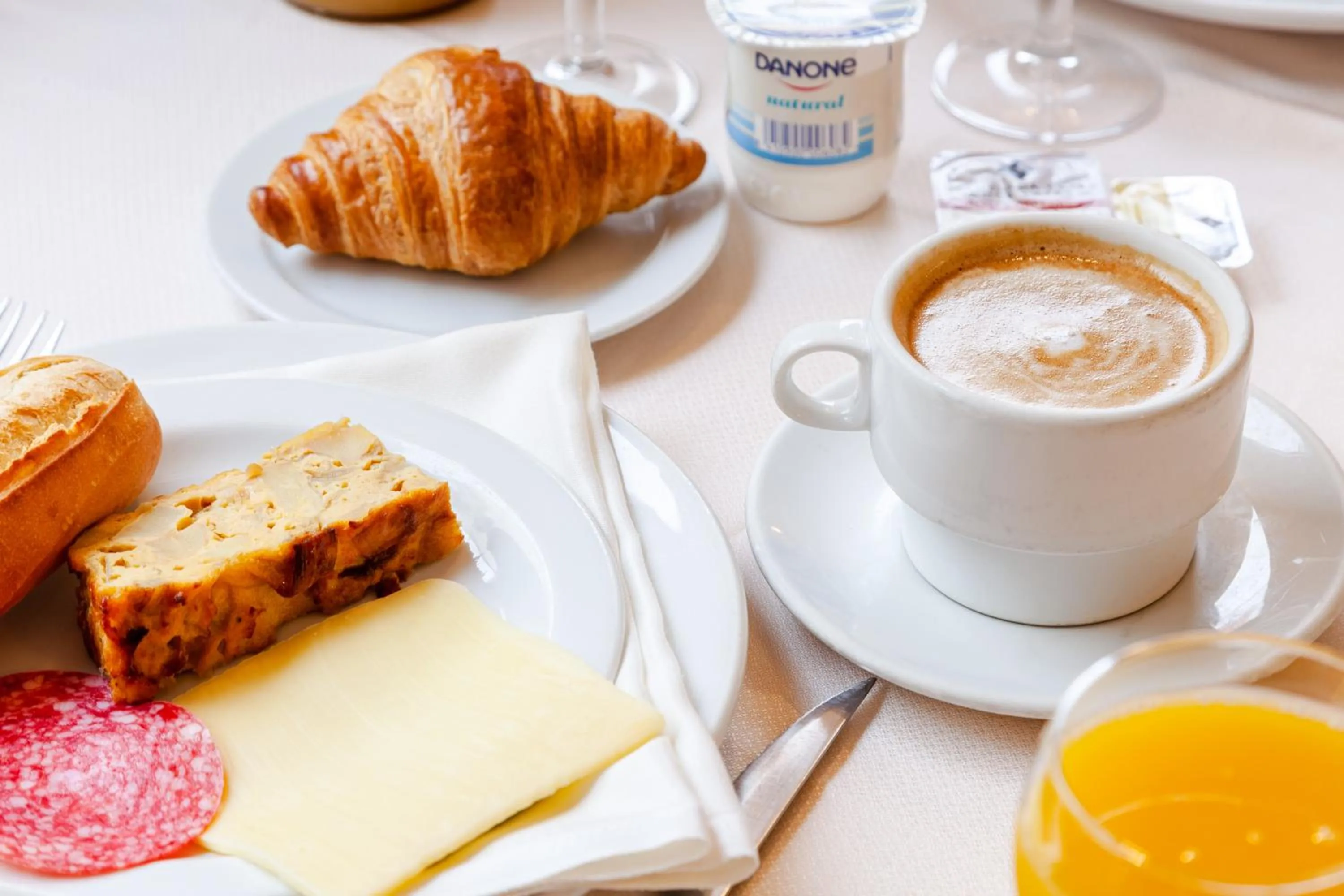 Buffet breakfast in Checkin Travé