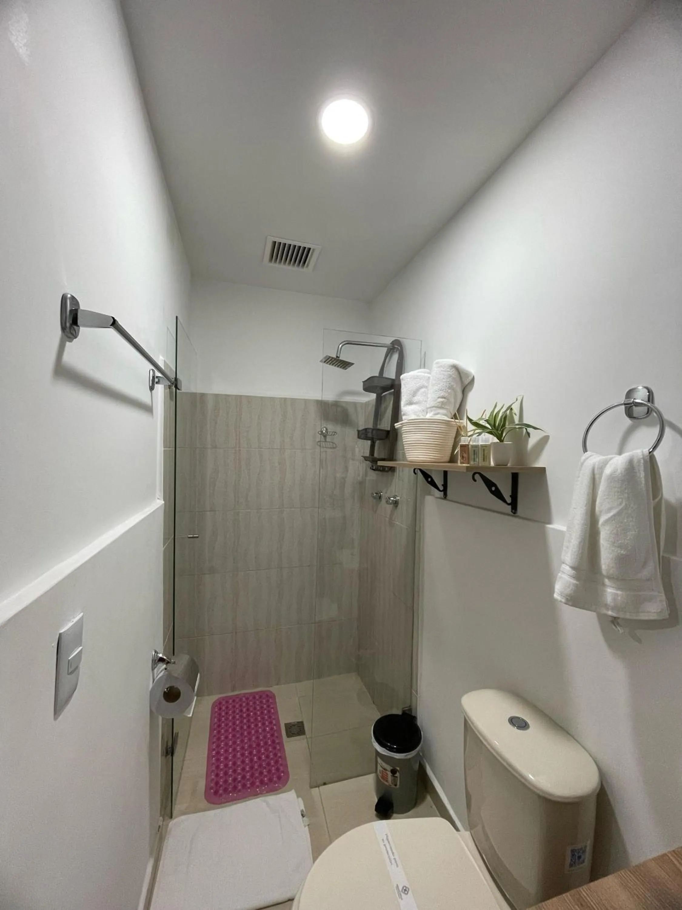 Shower in Aguacatala Hotel Boutique