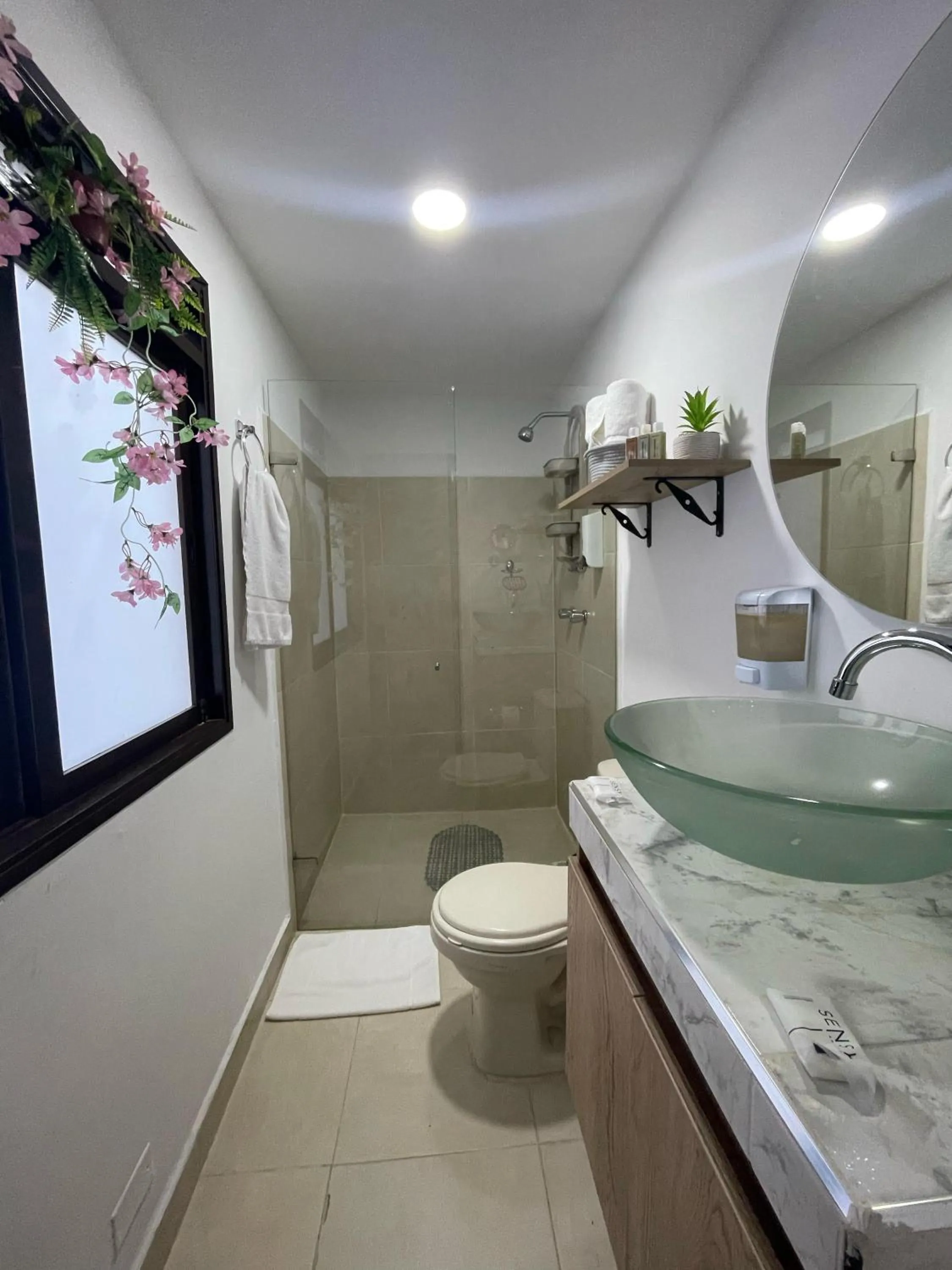 Shower in Aguacatala Hotel Boutique