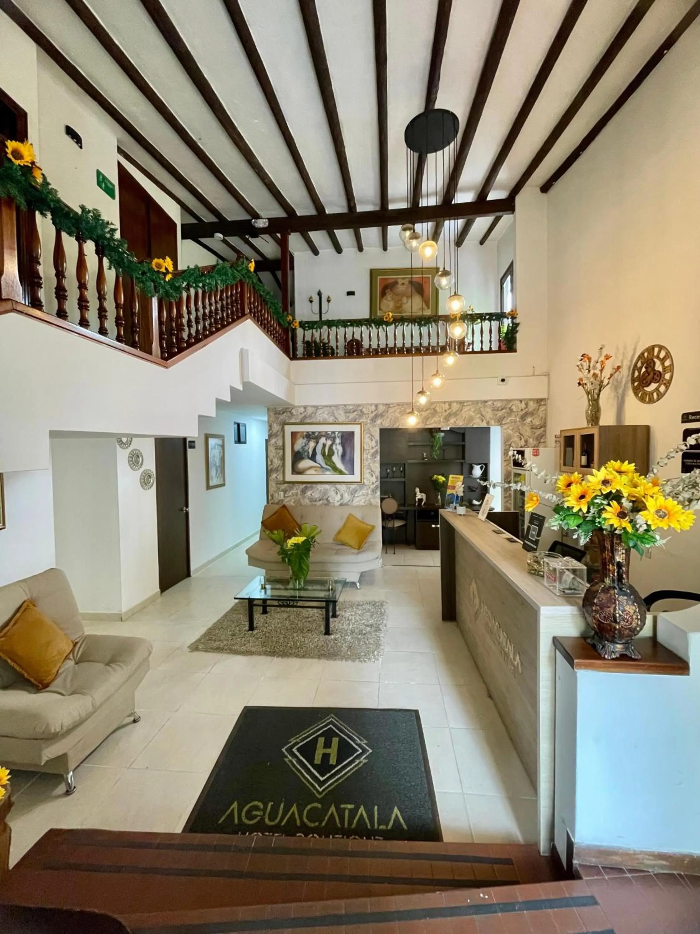 Living room in Aguacatala Hotel Boutique