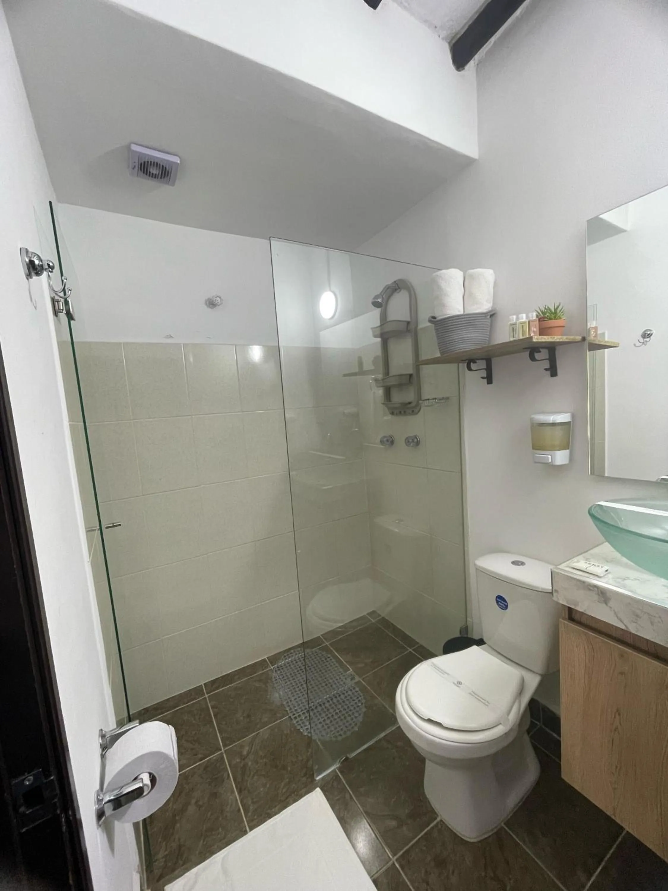 Shower in Aguacatala Hotel Boutique