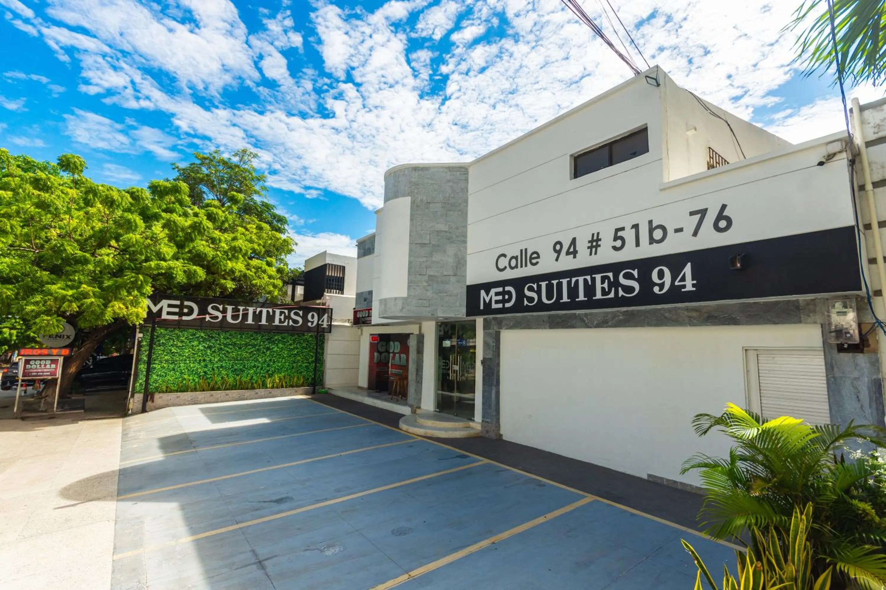 Property building in Hotel Med Suites 94