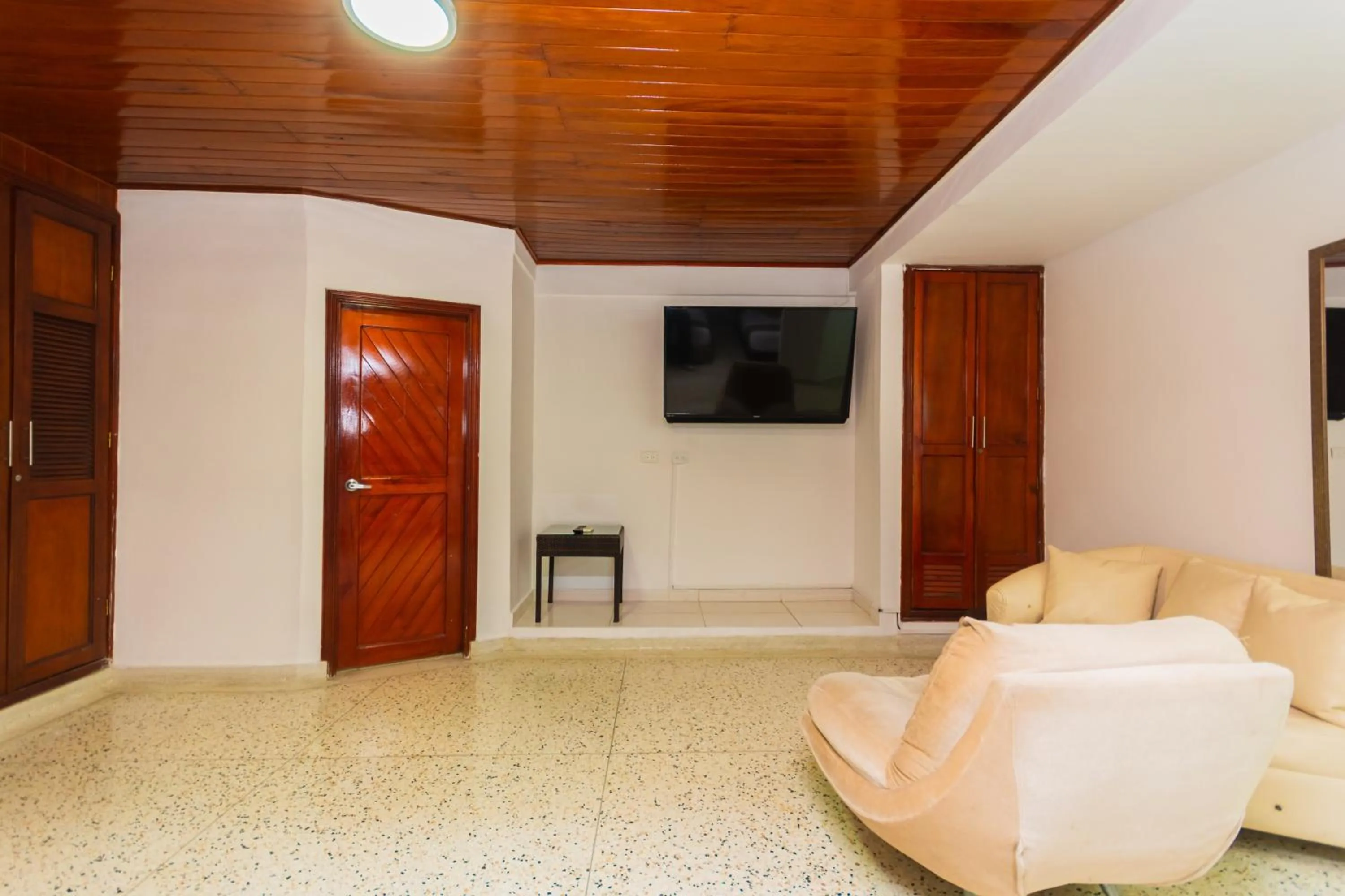 TV and multimedia in Hotel Med Suites 94