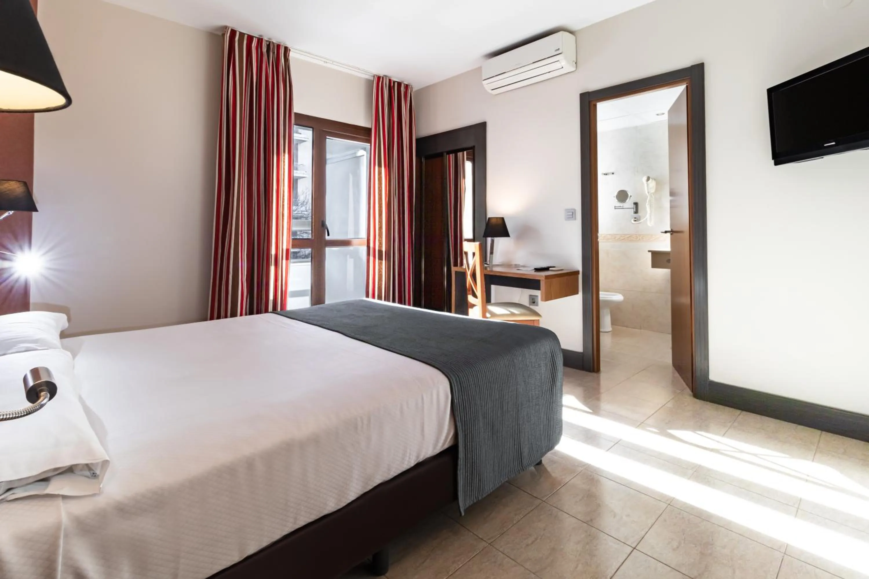 Photo of the whole room, Bed in Hotel Regio Cádiz