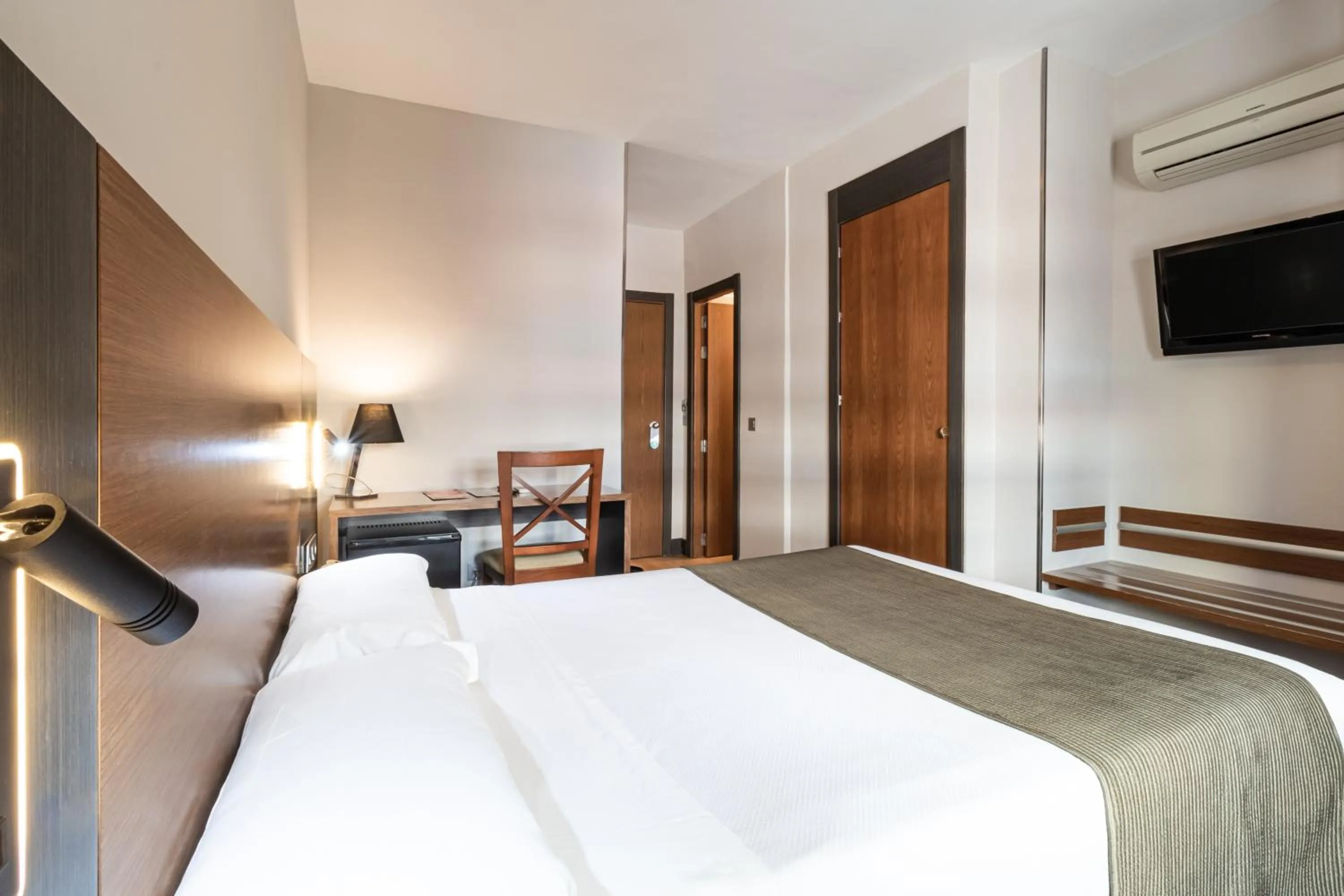 Photo of the whole room, Bed in Hotel Regio Cádiz