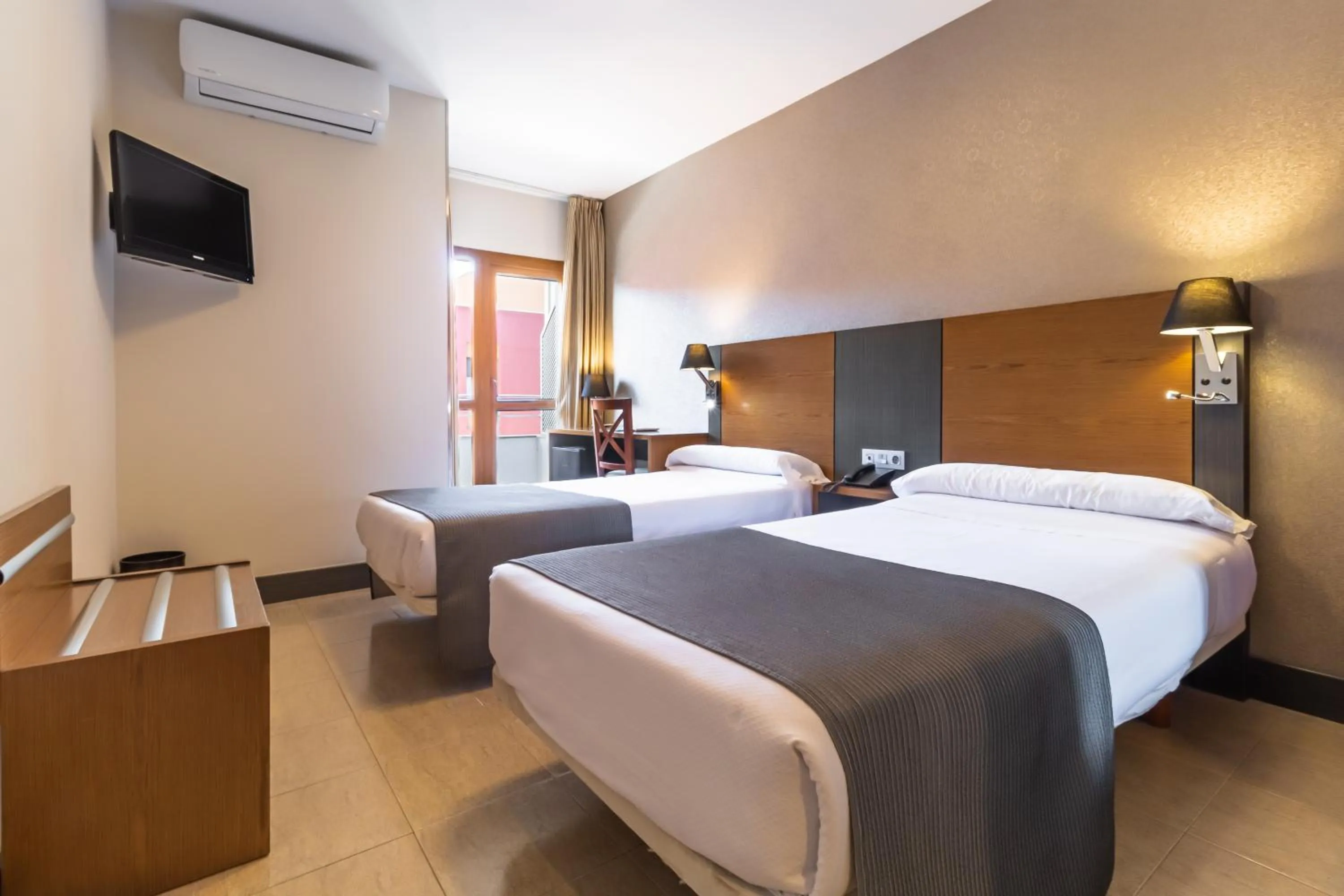 Photo of the whole room, Bed in Hotel Regio Cádiz