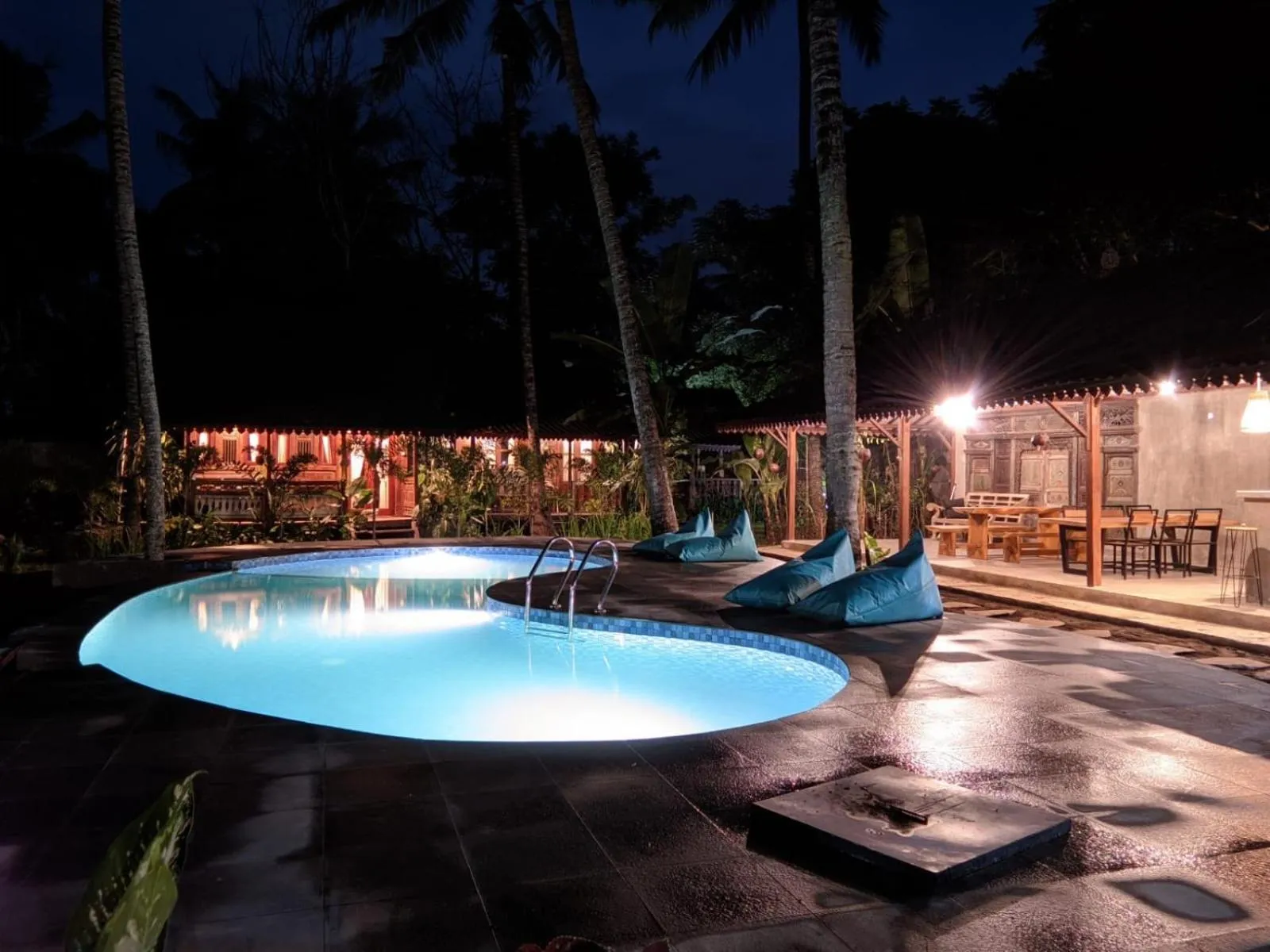 Night in Tahlia's Villa