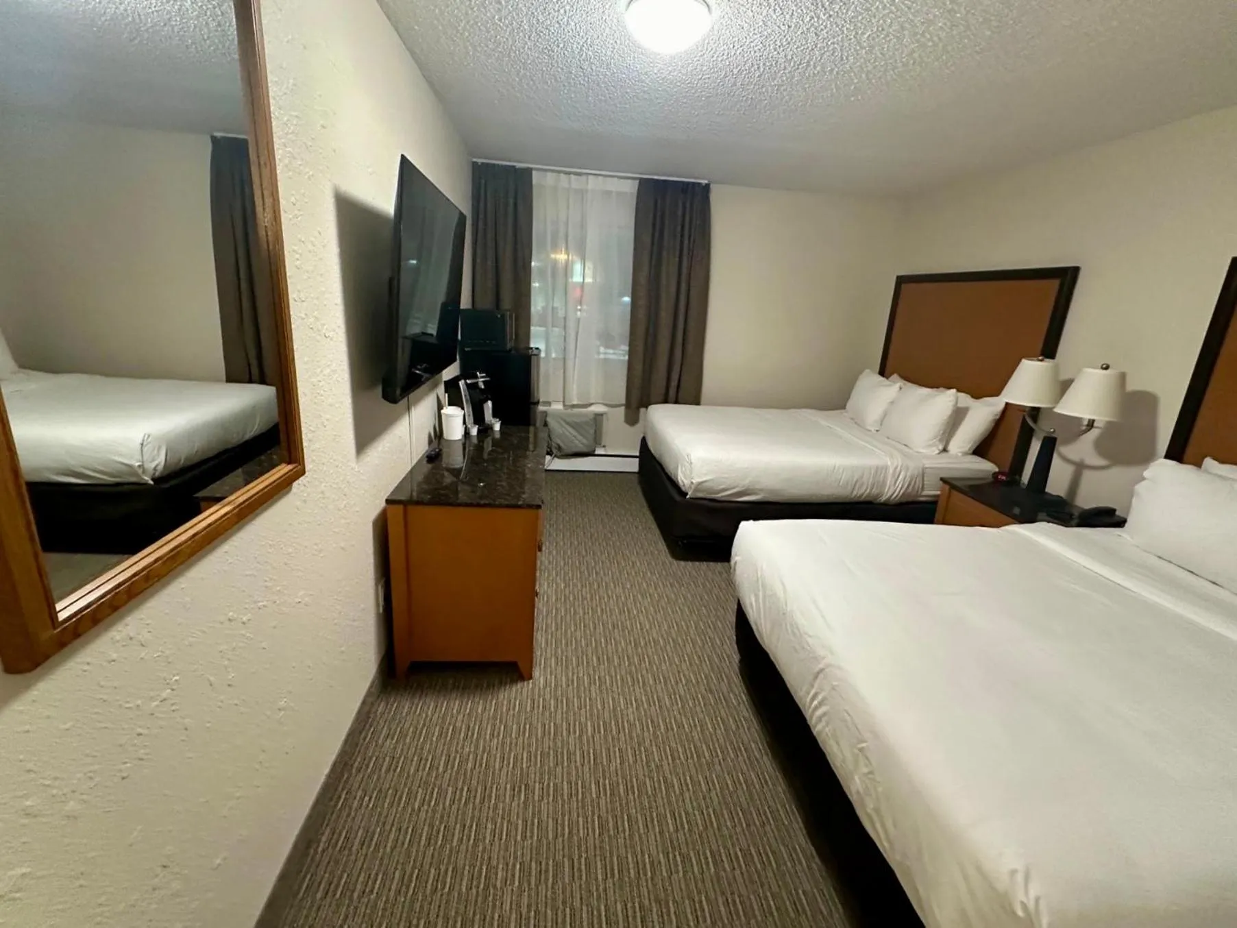 TV and multimedia, Bed in Anavada Inn & Suites - Grande Prairie