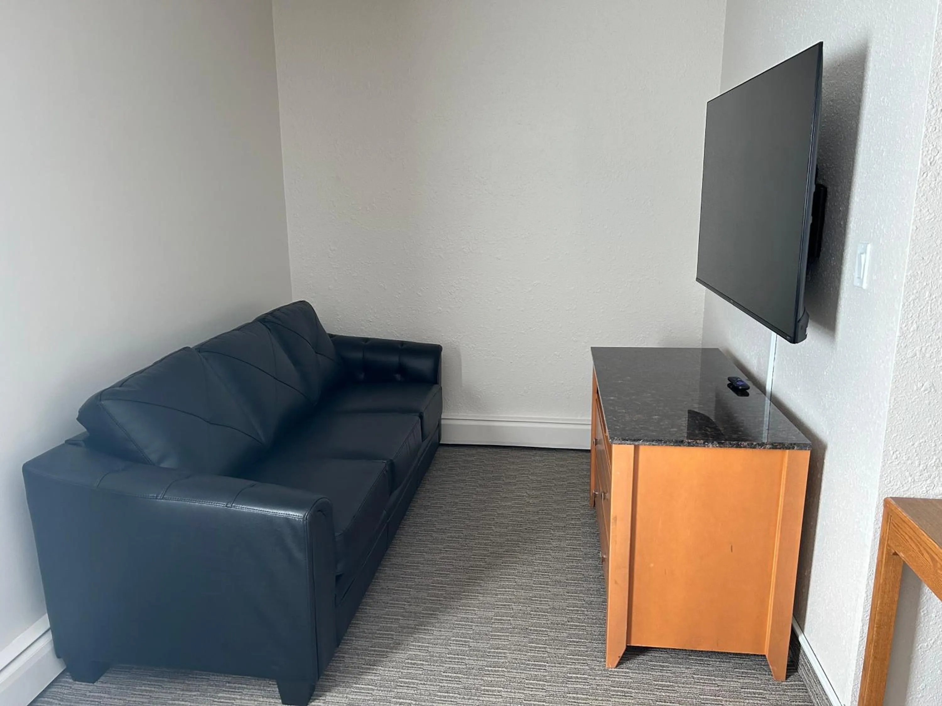 Living room in Anavada Inn & Suites - Grande Prairie