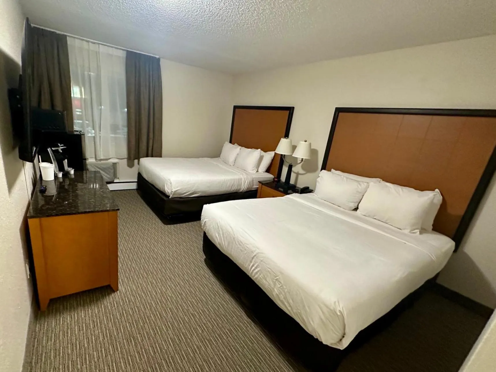 TV and multimedia, Bed in Anavada Inn & Suites - Grande Prairie