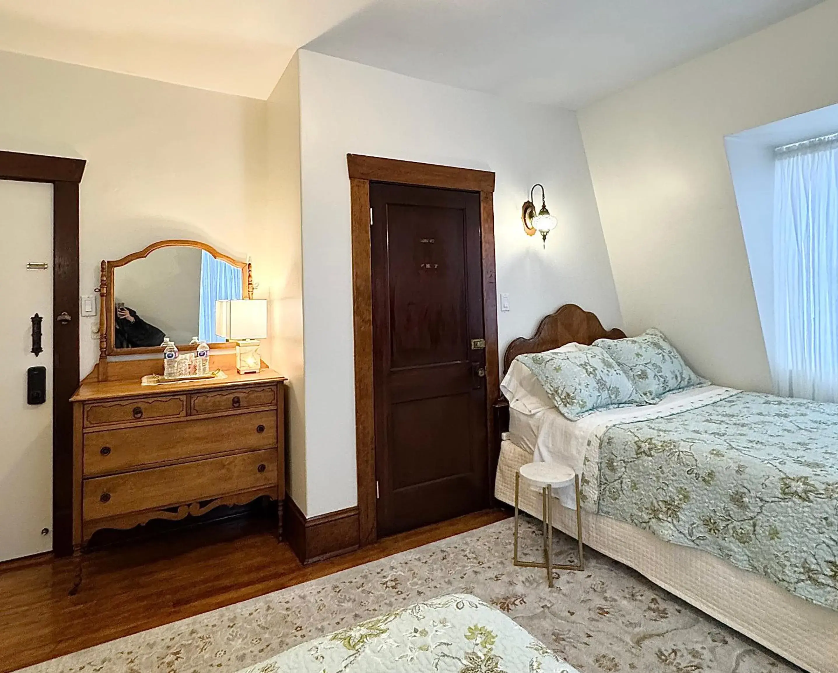 Standard Double Suite - single occupancy in Royal Hotel Sydney Standard Double Suite - single occupancy in Royal Hotel Sydney