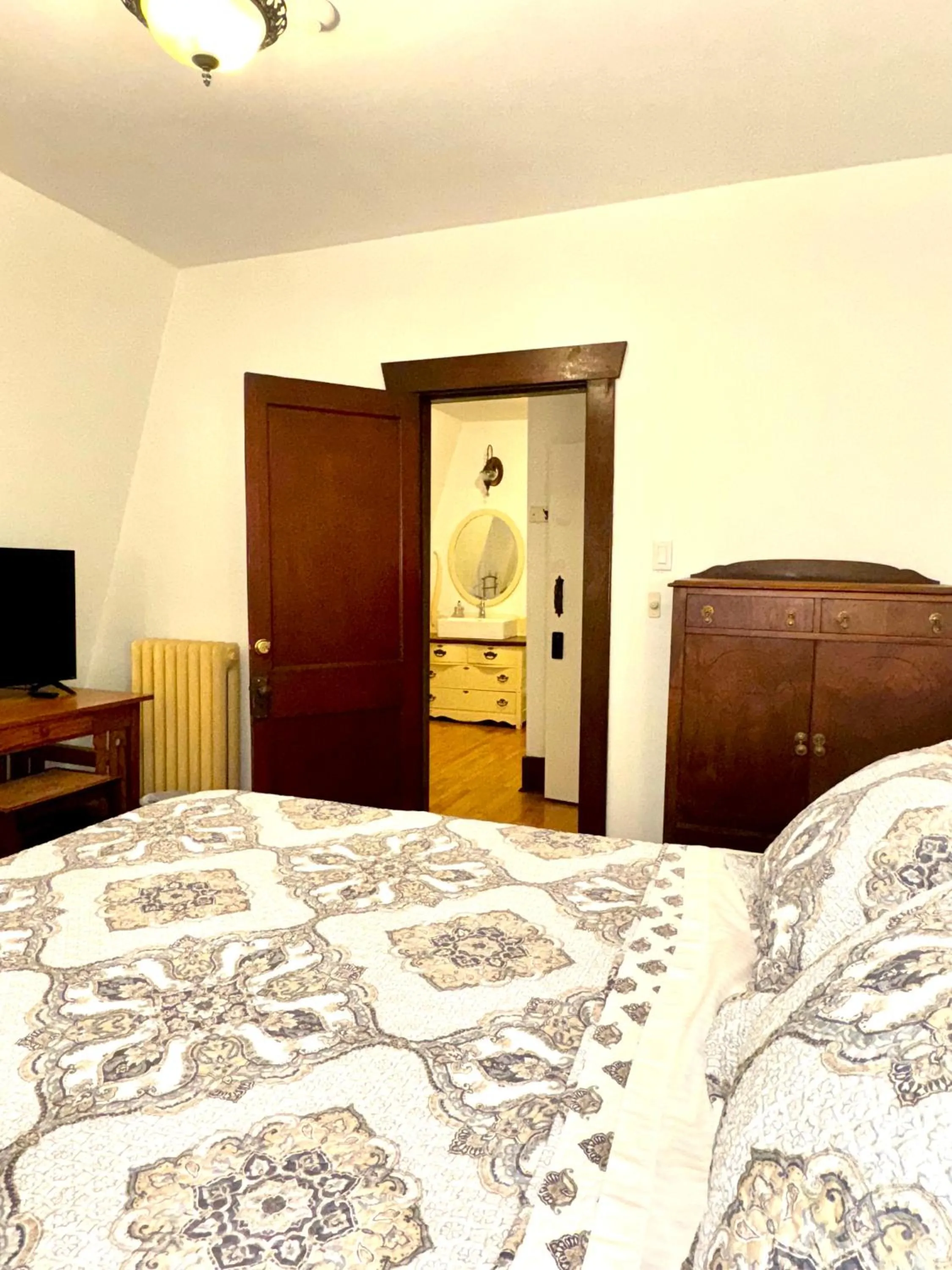 Bedroom, Bed in Royal Hotel Sydney