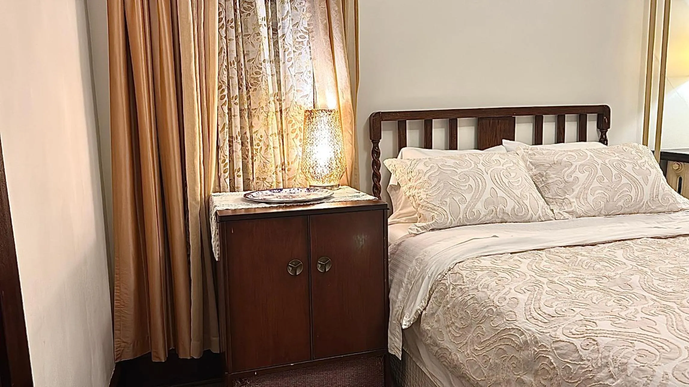 Bedroom, Bed in Royal Hotel Sydney