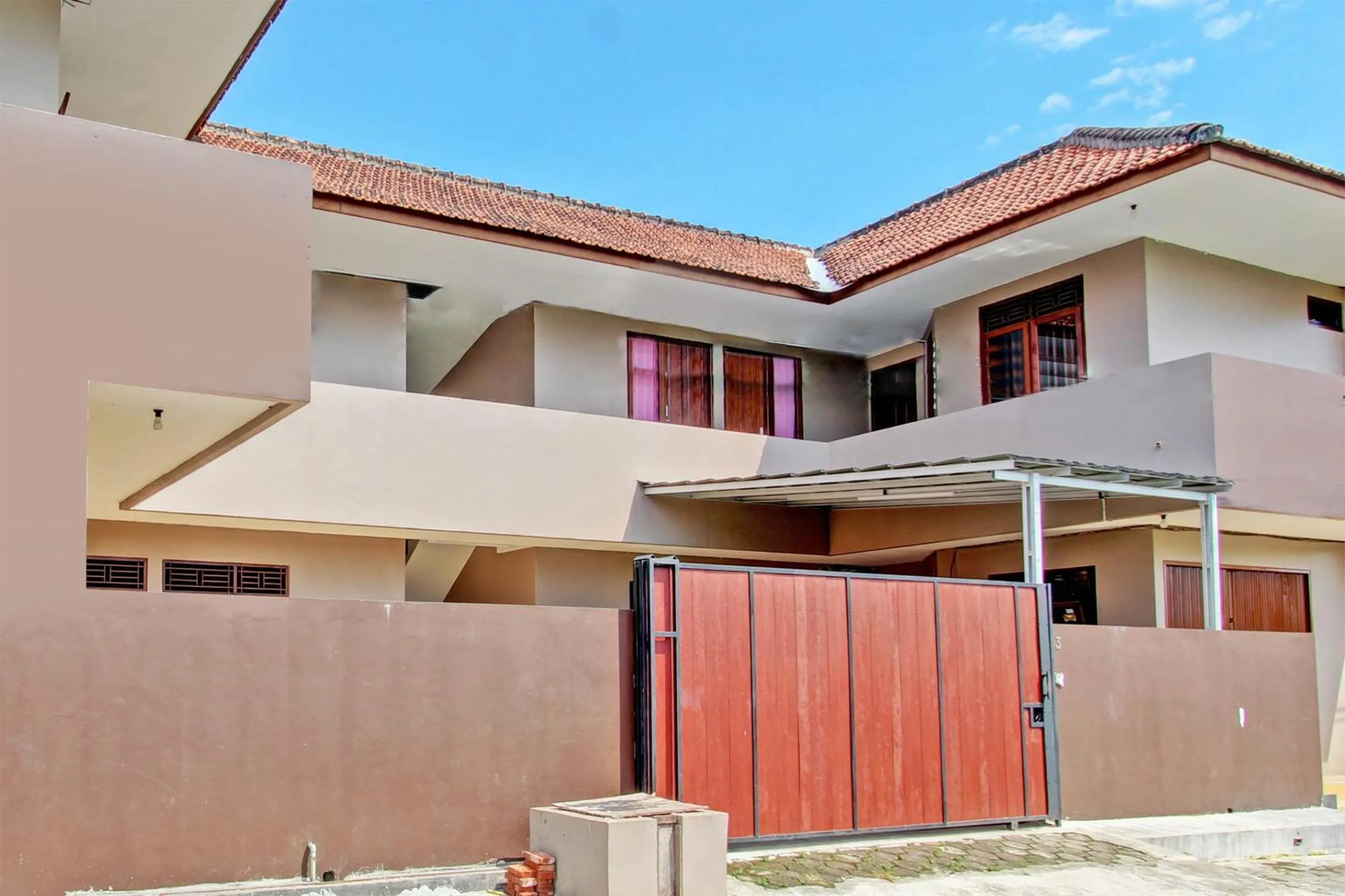 Facade/entrance in Hotel O Guest House Mustika Syariah Near alun alun kota purwokerto