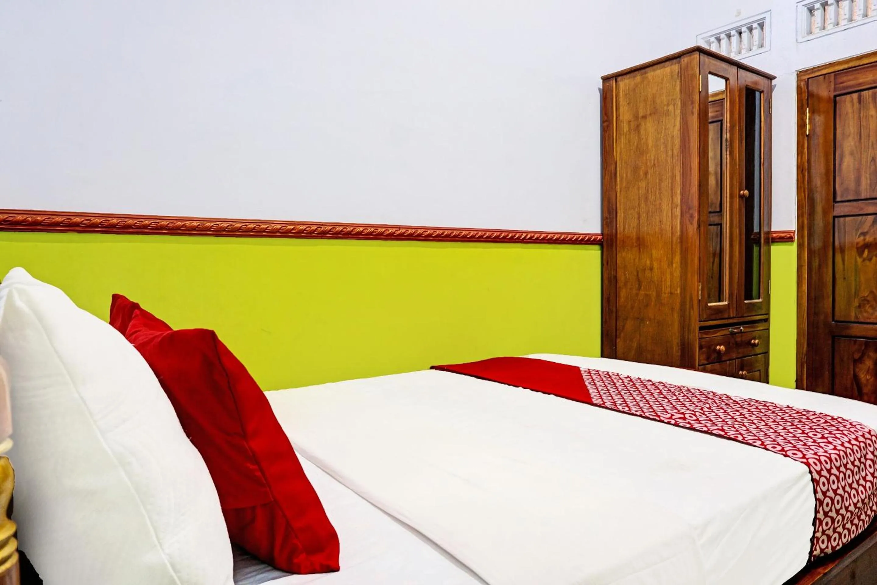 Bedroom, Bed in Hotel O Noril Haromain Homestay Syariah