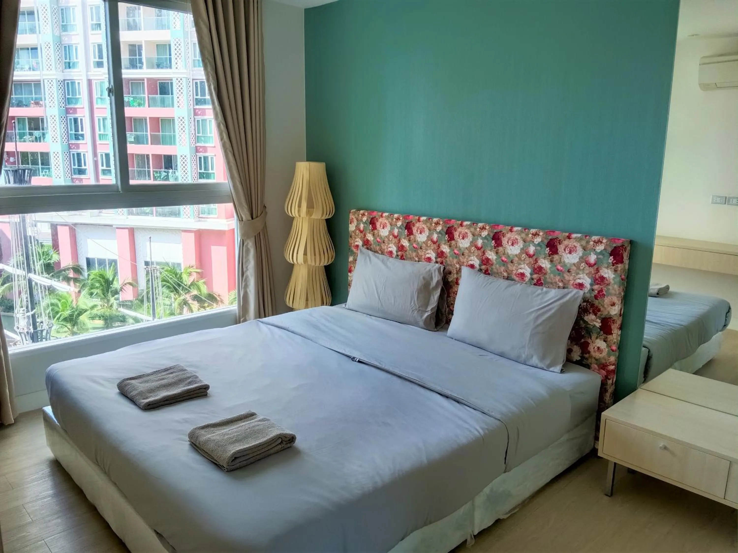 Bed in Grande Caribbean Condo Resort Pattaya