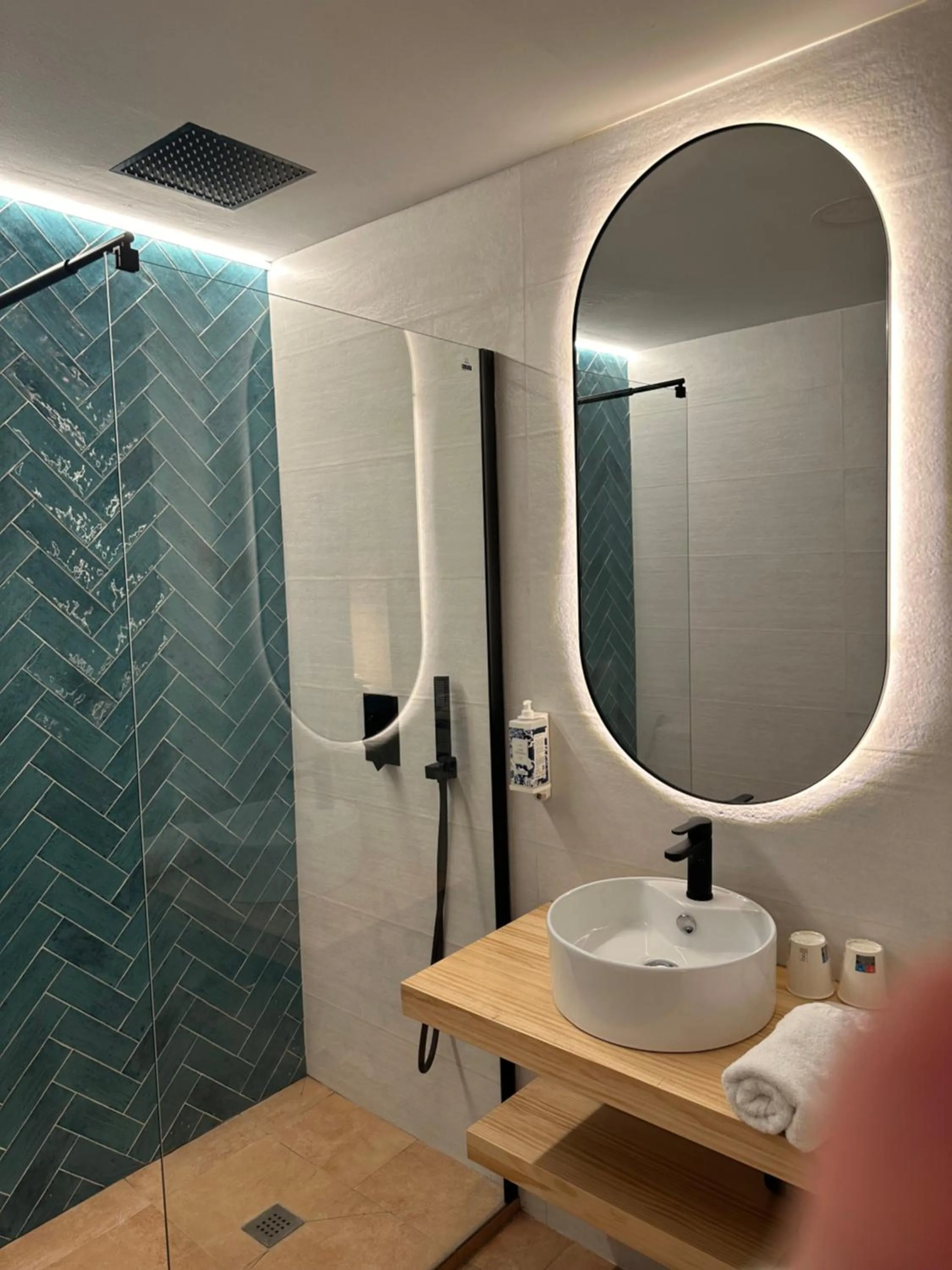 Shower in Hostal Moscatel