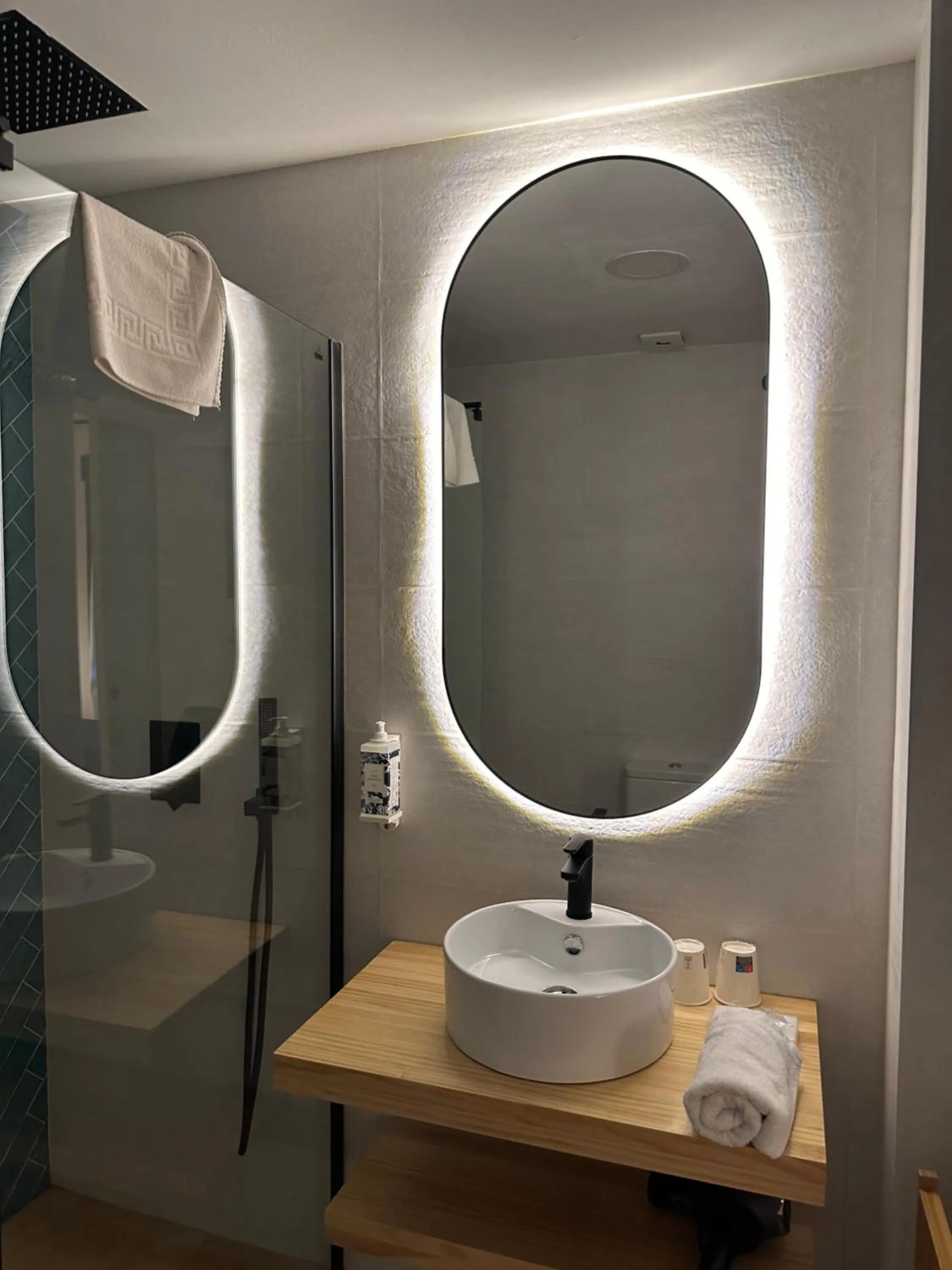 Shower in Hostal Moscatel