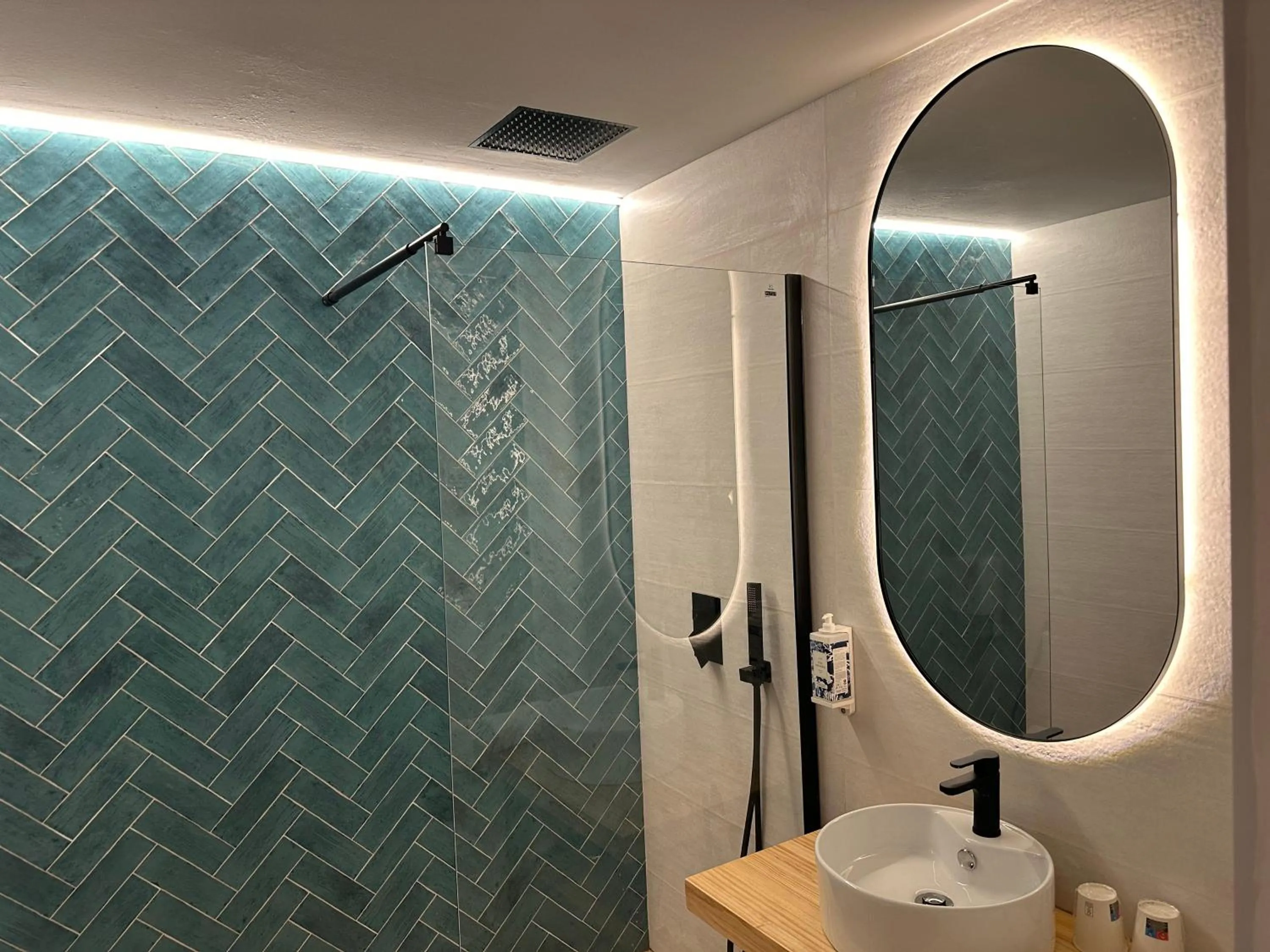 Shower in Hostal Moscatel