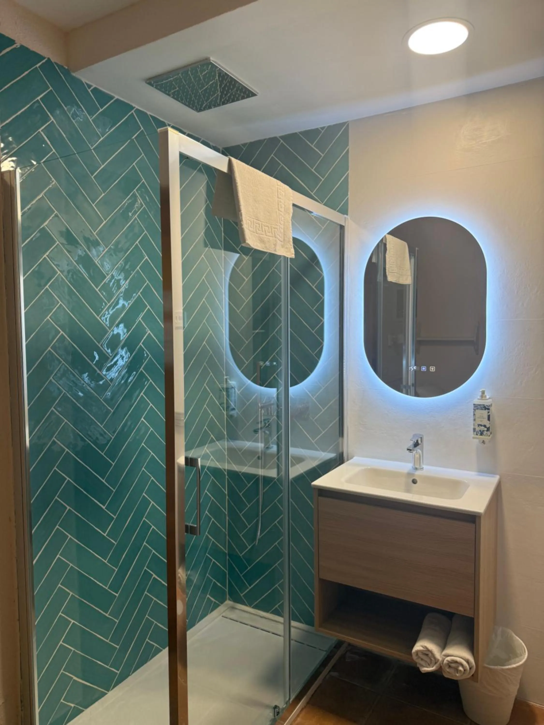 Shower in Hostal Moscatel