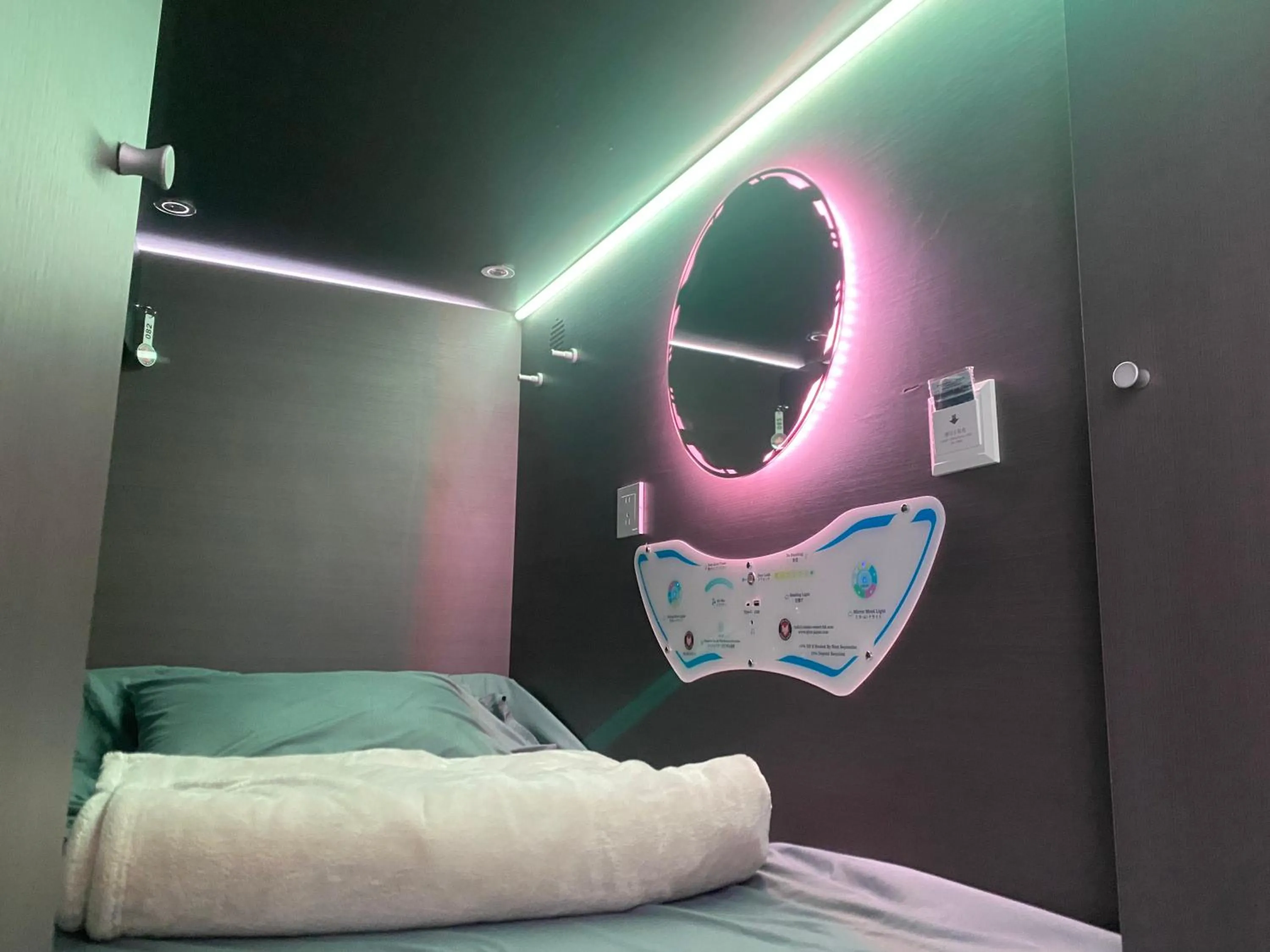 Property building, Bed in Q FOX BLACK DIAMOND HOTEL