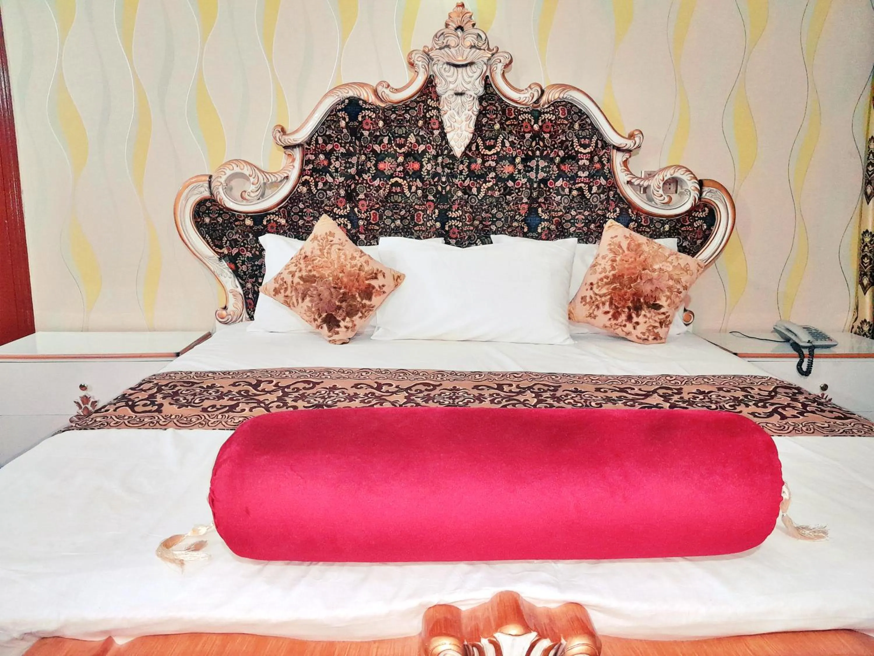 Bed in Hotel Rose One Lahore