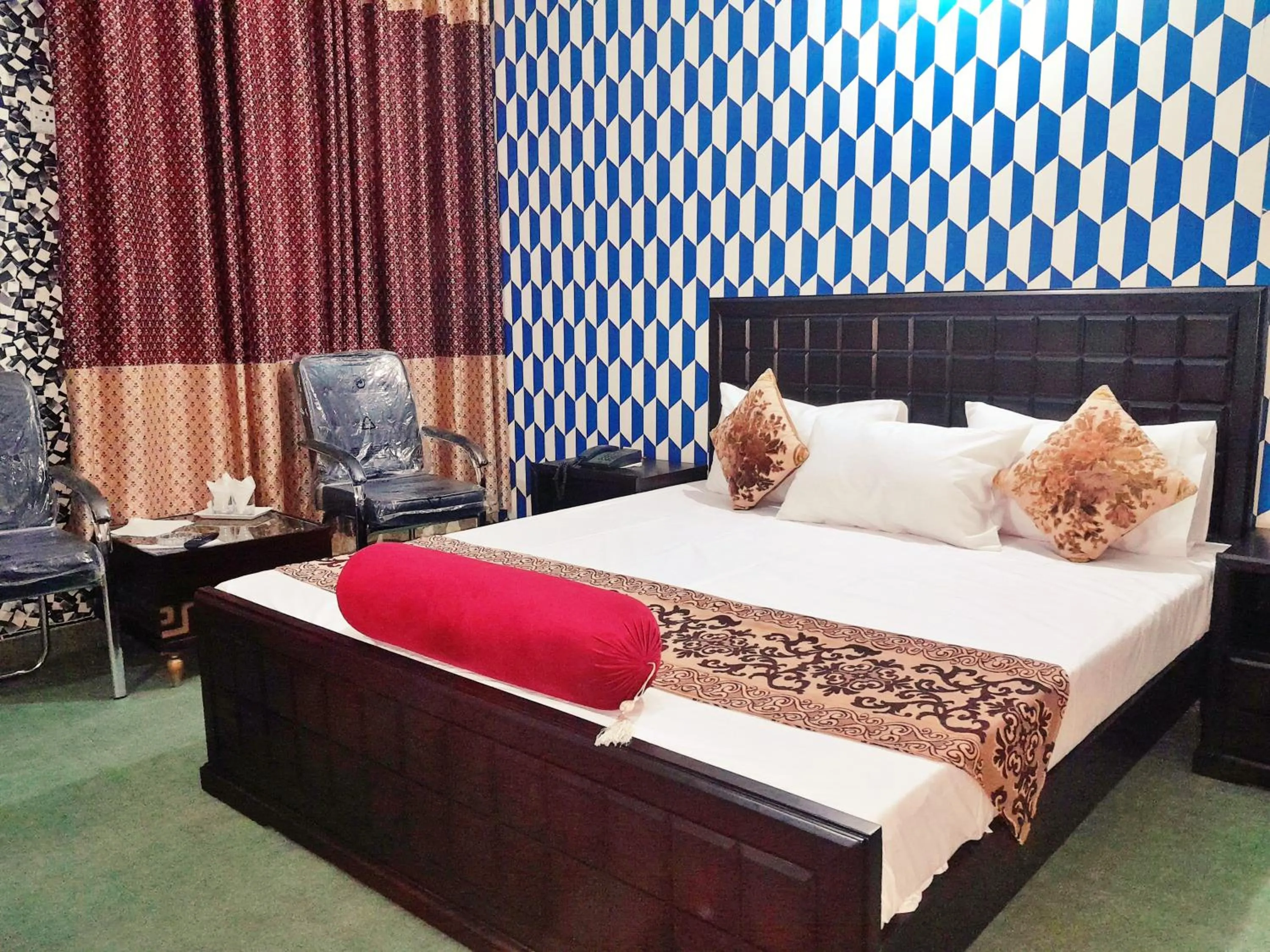 Bed in Hotel Rose One Lahore