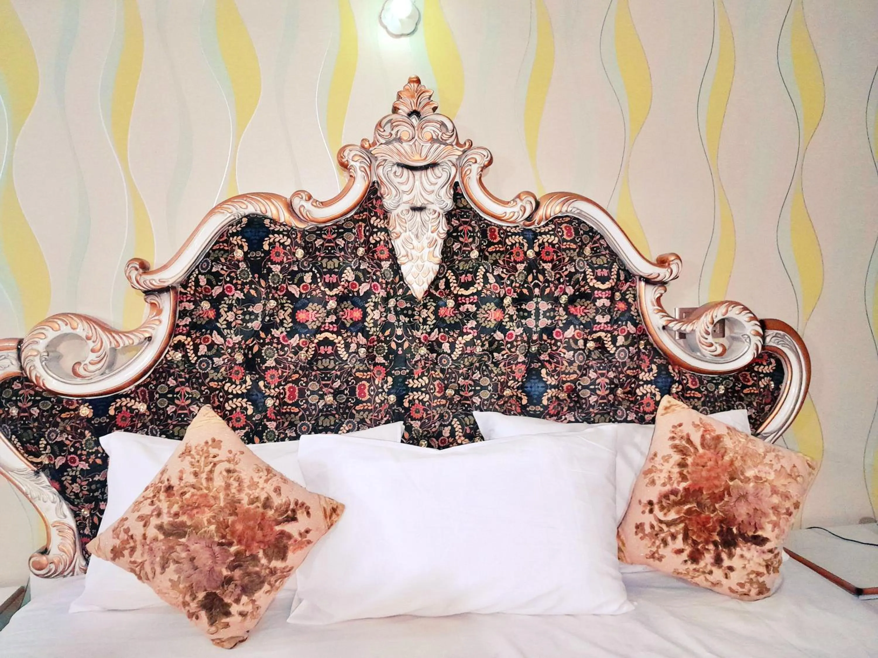 Bed in Hotel Rose One Lahore