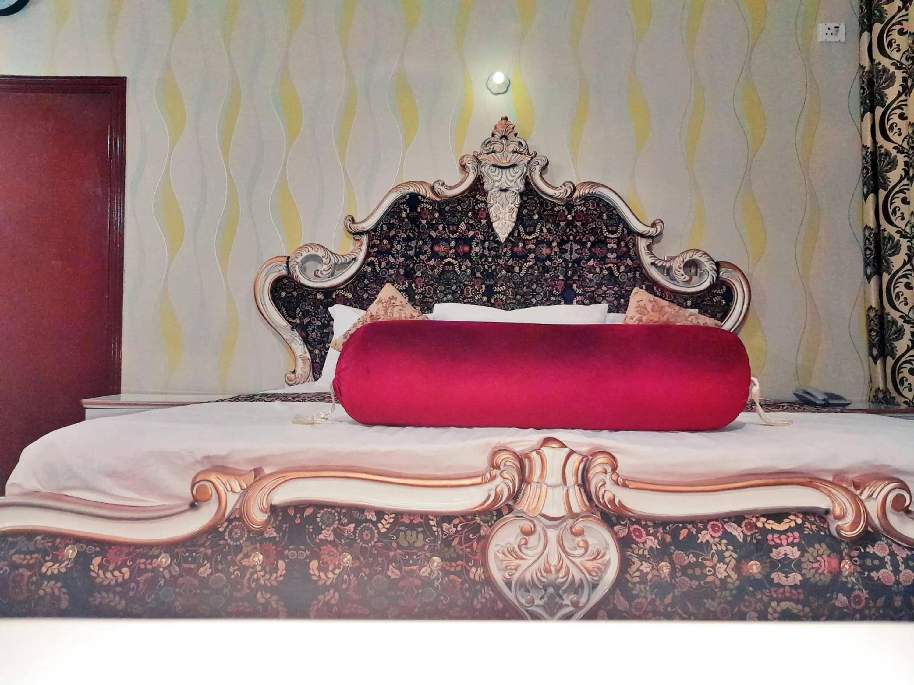 Bed in Hotel Rose One Lahore
