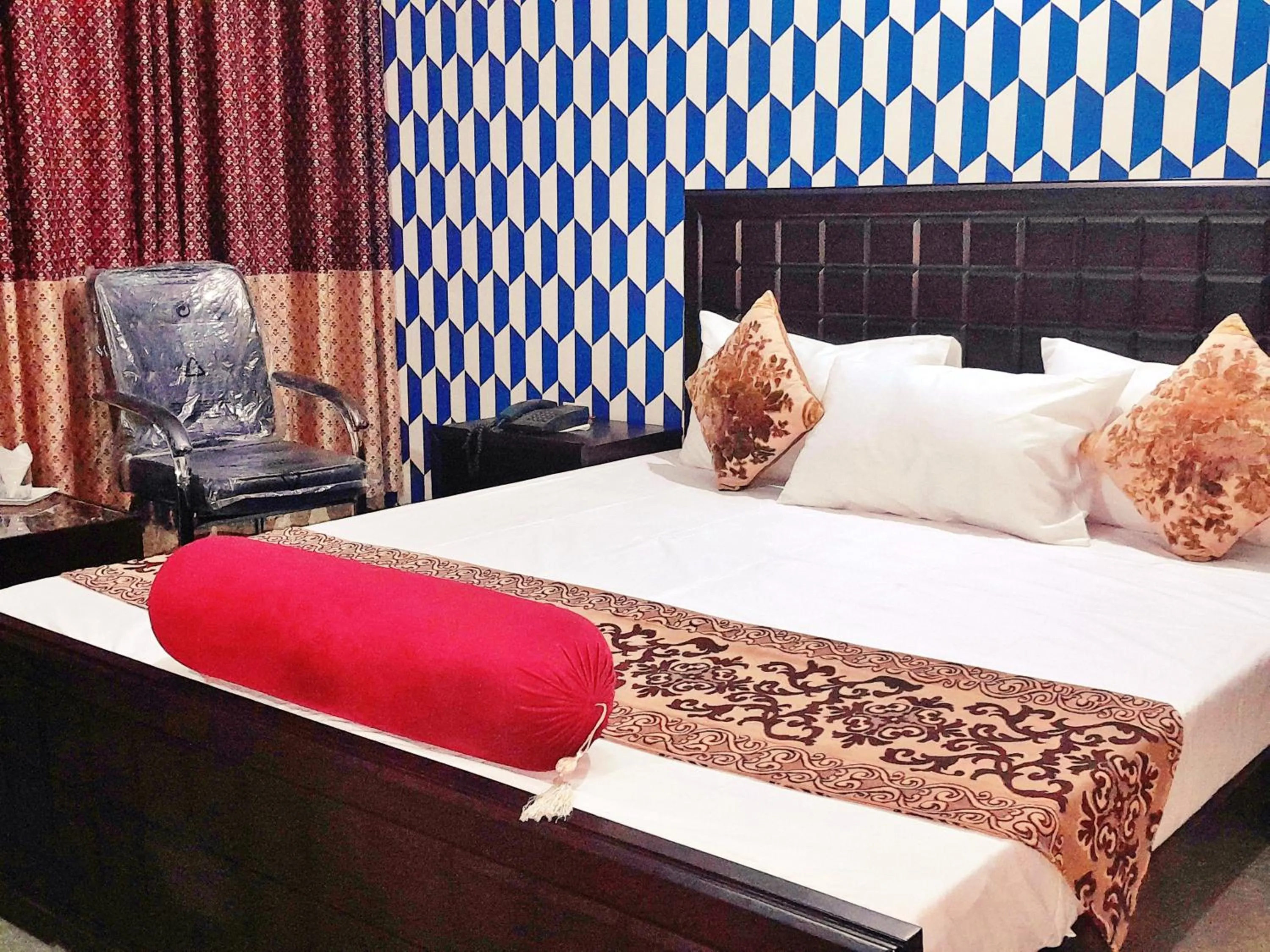 Bed in Hotel Rose One Lahore