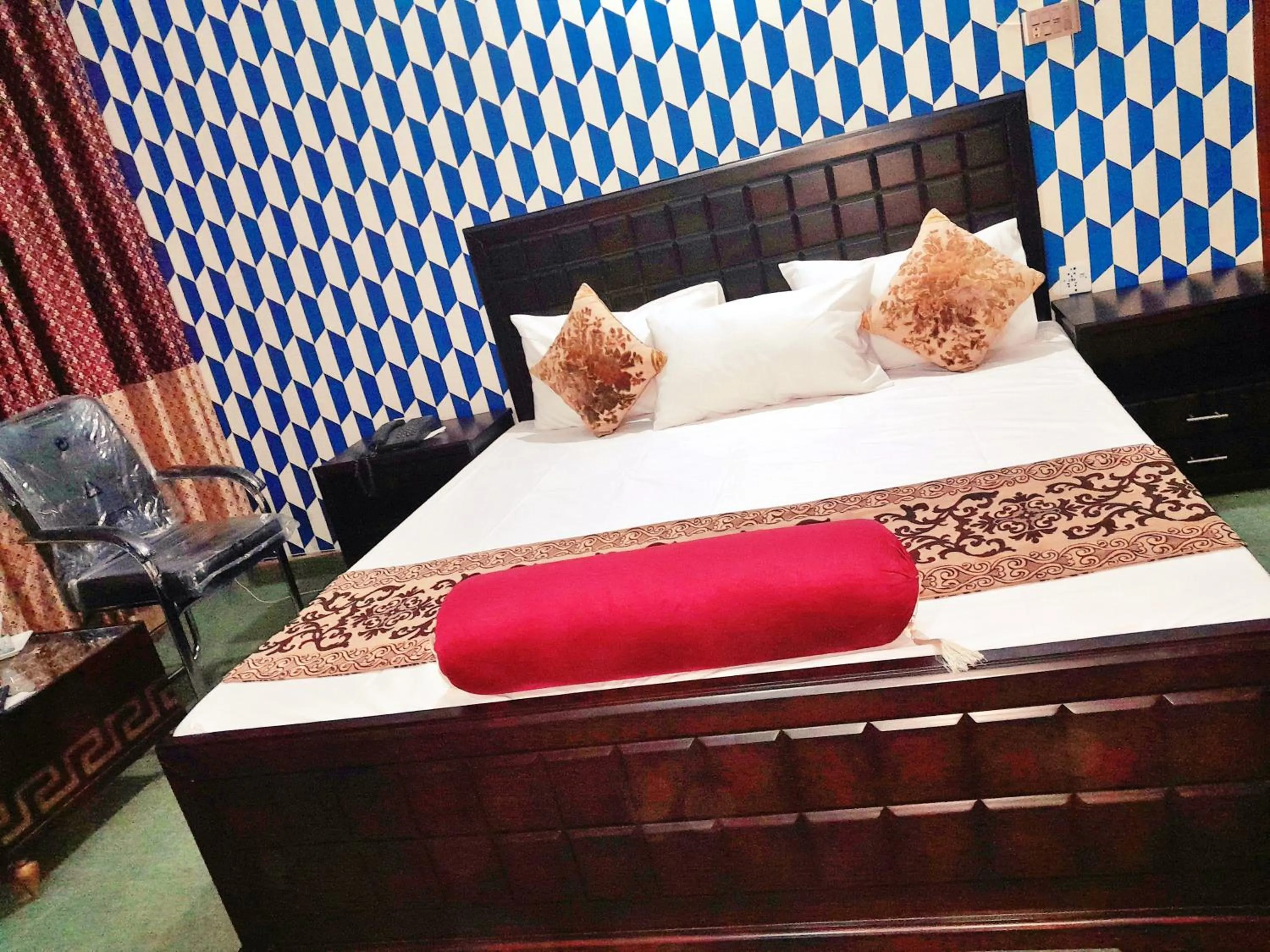 Bed in Hotel Rose One Lahore