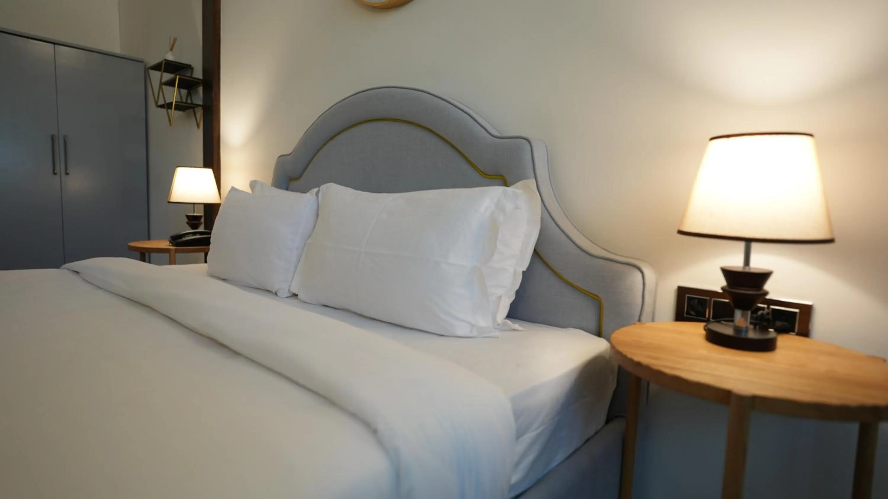 Bed in Prive by Whiteflower