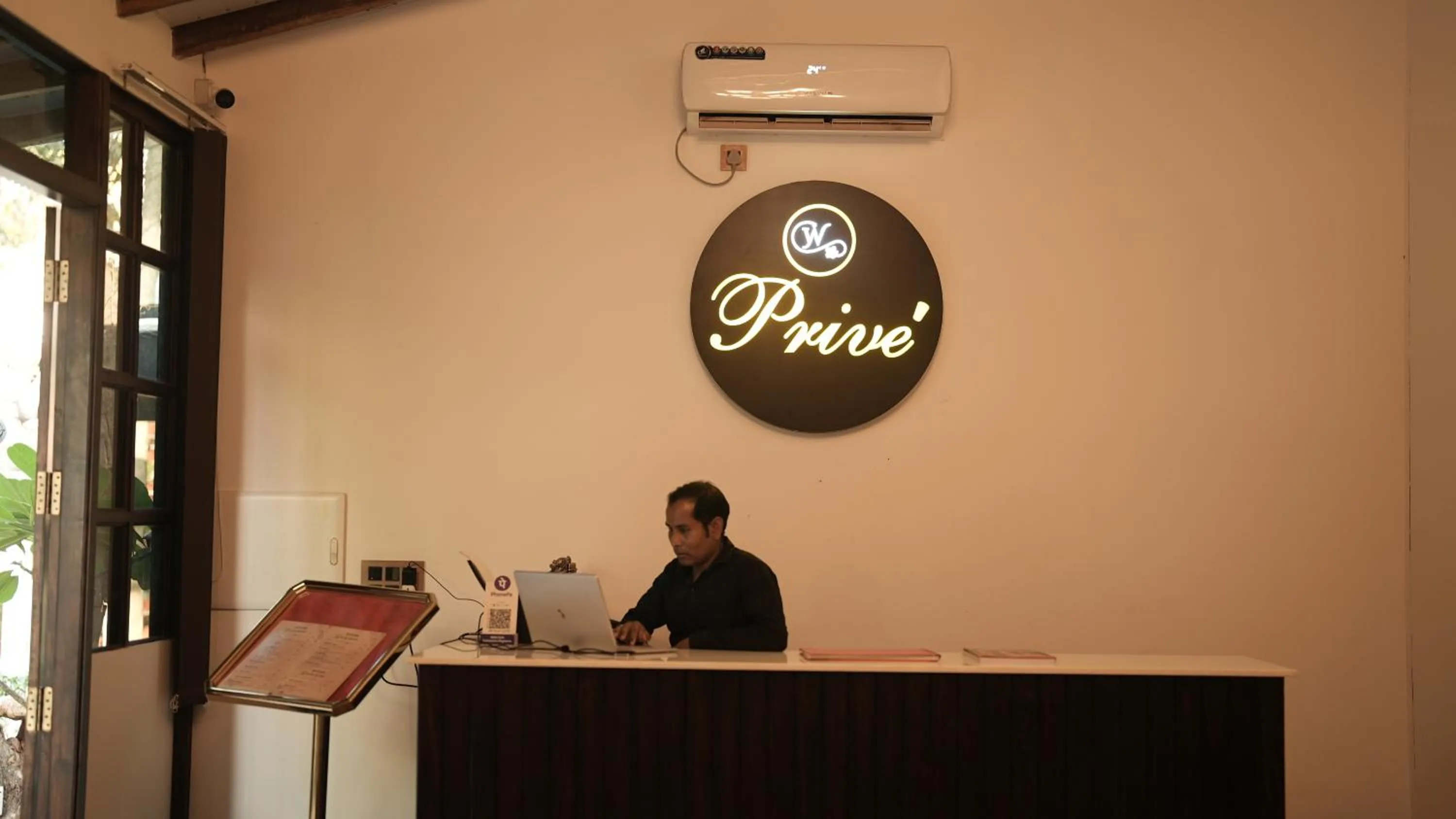 People in Prive by Whiteflower