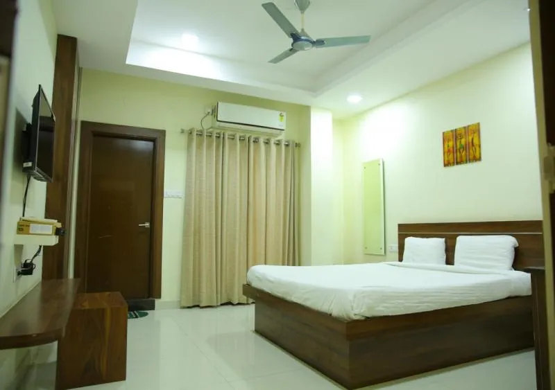 Bed in Hotel Maruthi Inn