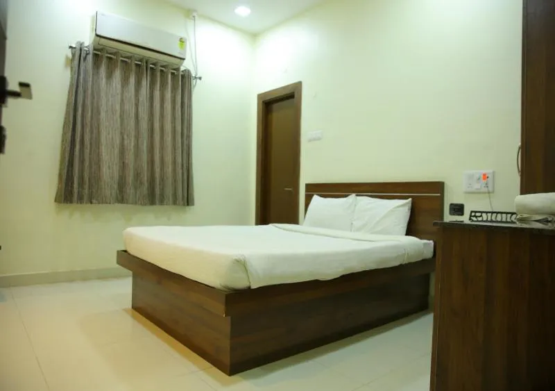 Bed in Hotel Maruthi Inn