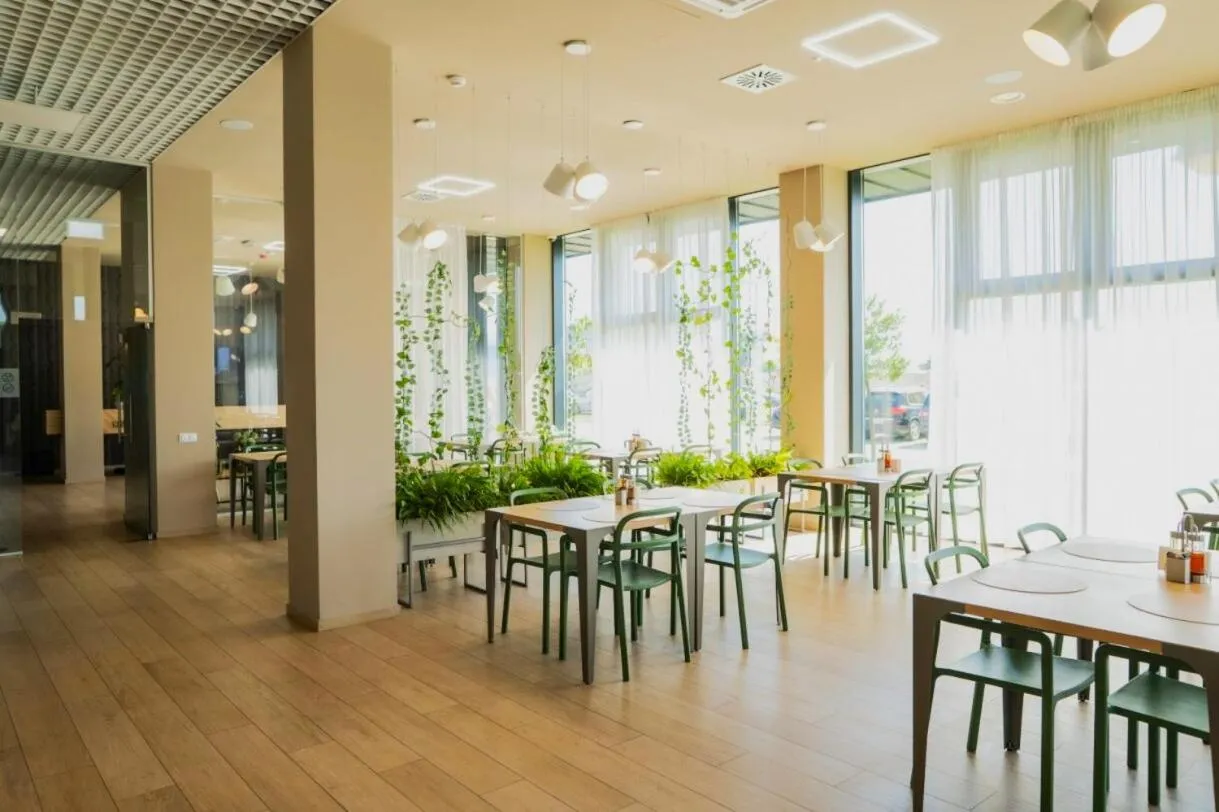 Restaurant/places to eat in Marida Hotel