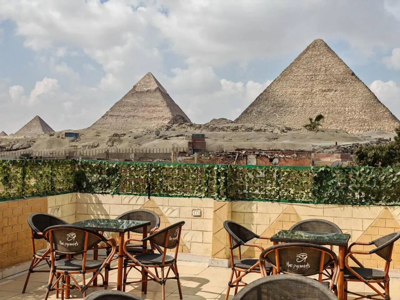 Restaurant/places to eat in Hur Pyramids Inn