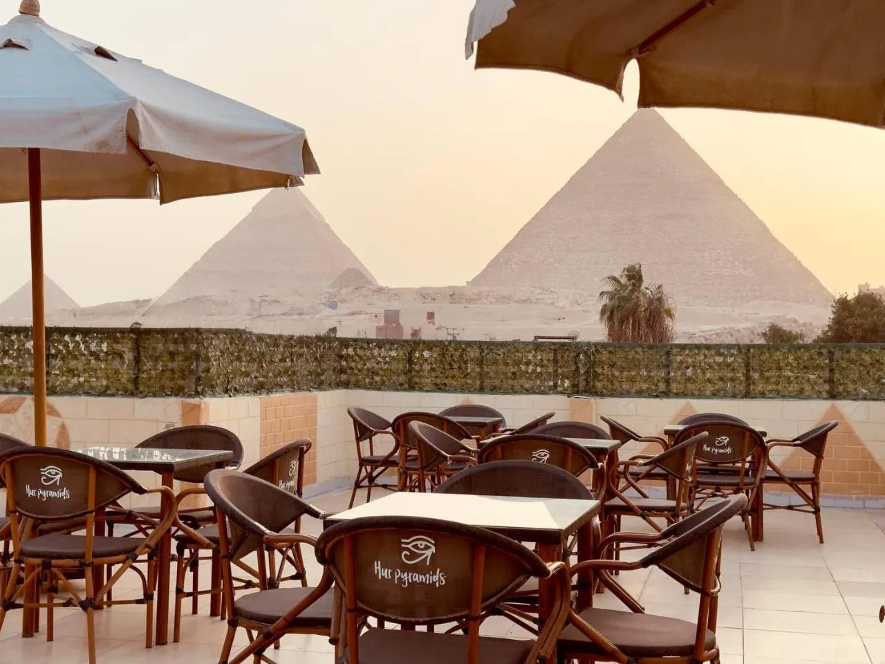 Restaurant/places to eat in Hur Pyramids Inn