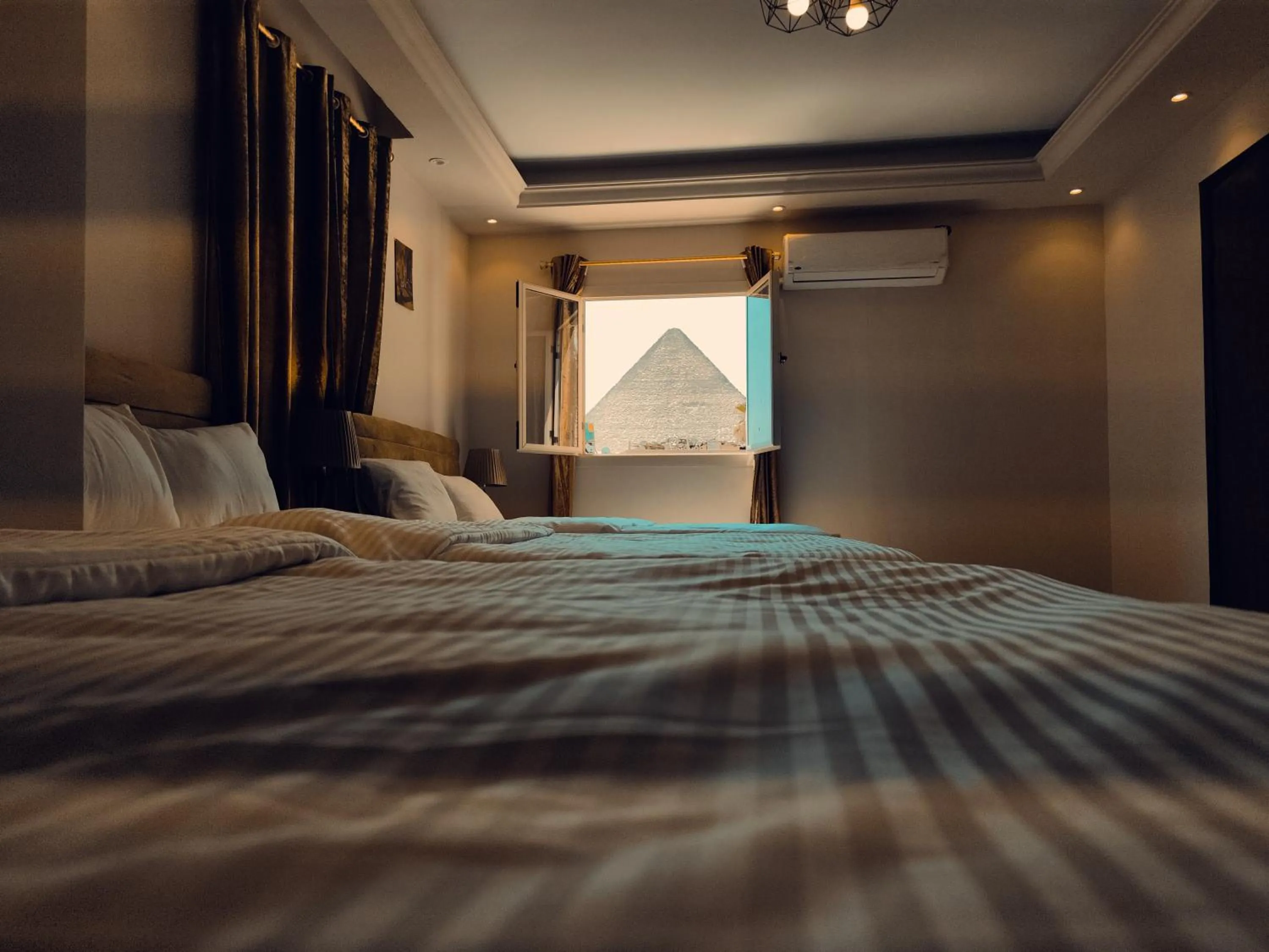 View (from property/room), Bed in Hur Pyramids Inn
