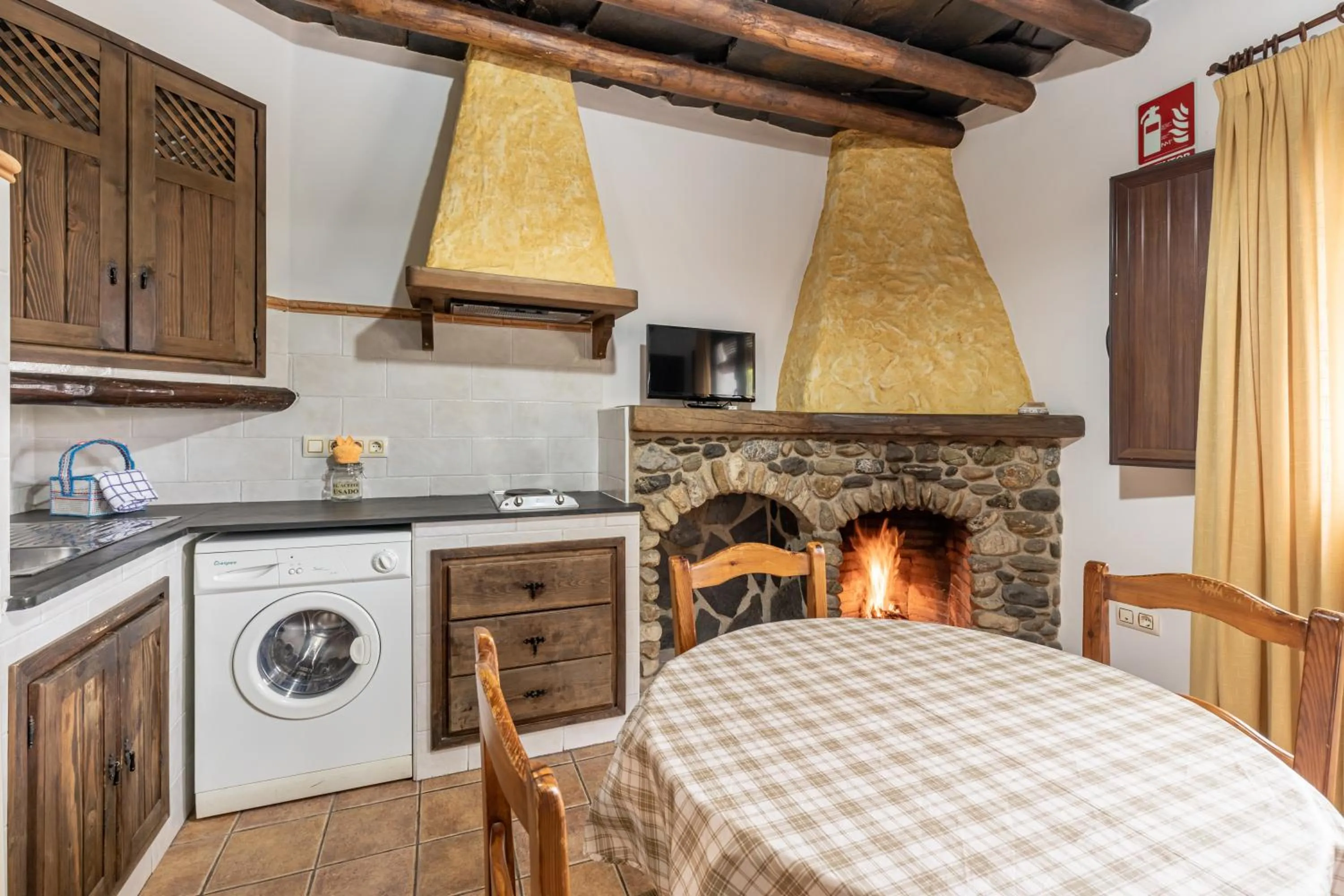 Kitchen or kitchenette, Bed in Turismo Rural & SPA El Cercado