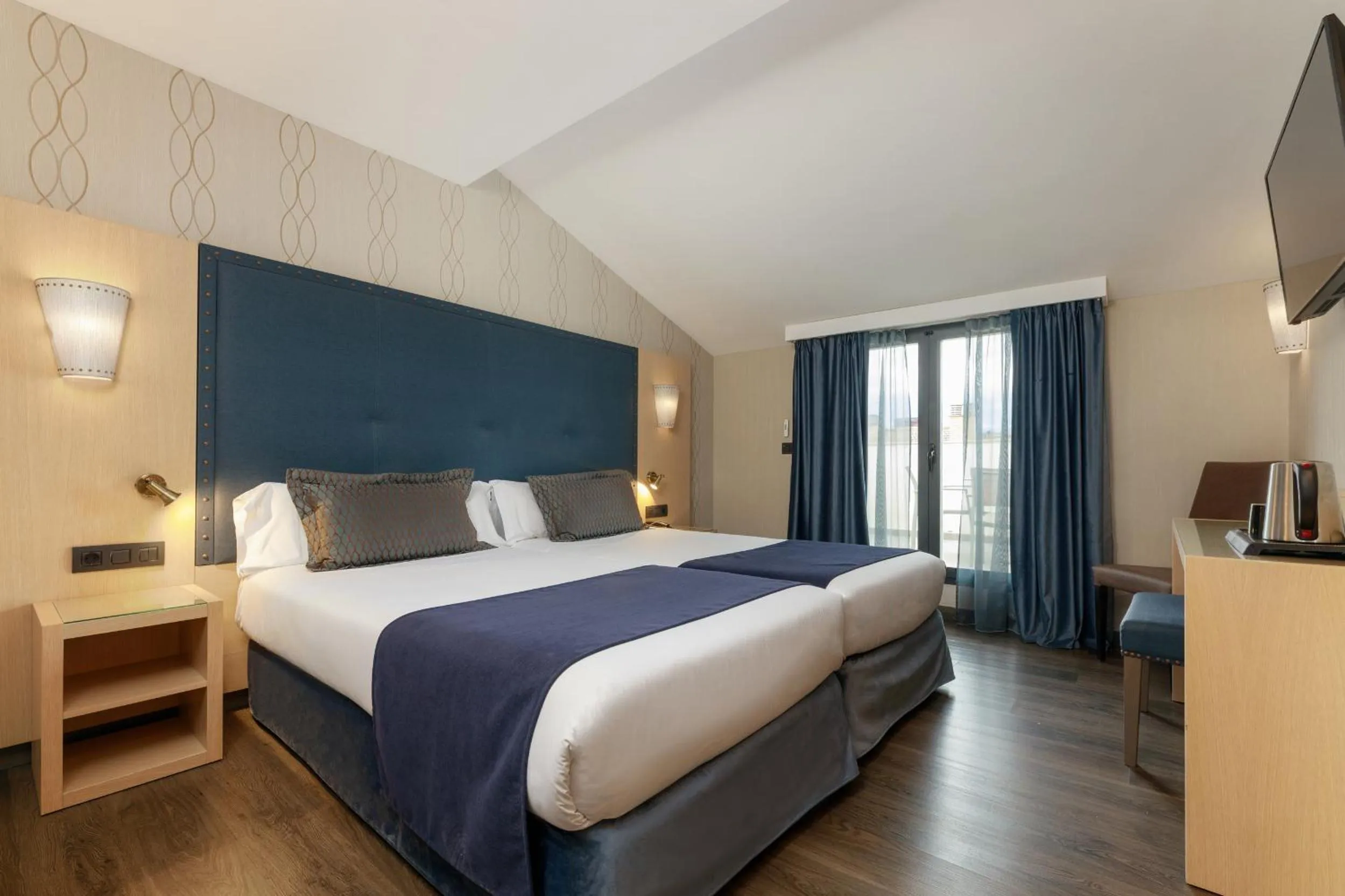 Bedroom, Bed in Hotel Pedro I De Aragon 4 Estrellas SUPERIOR