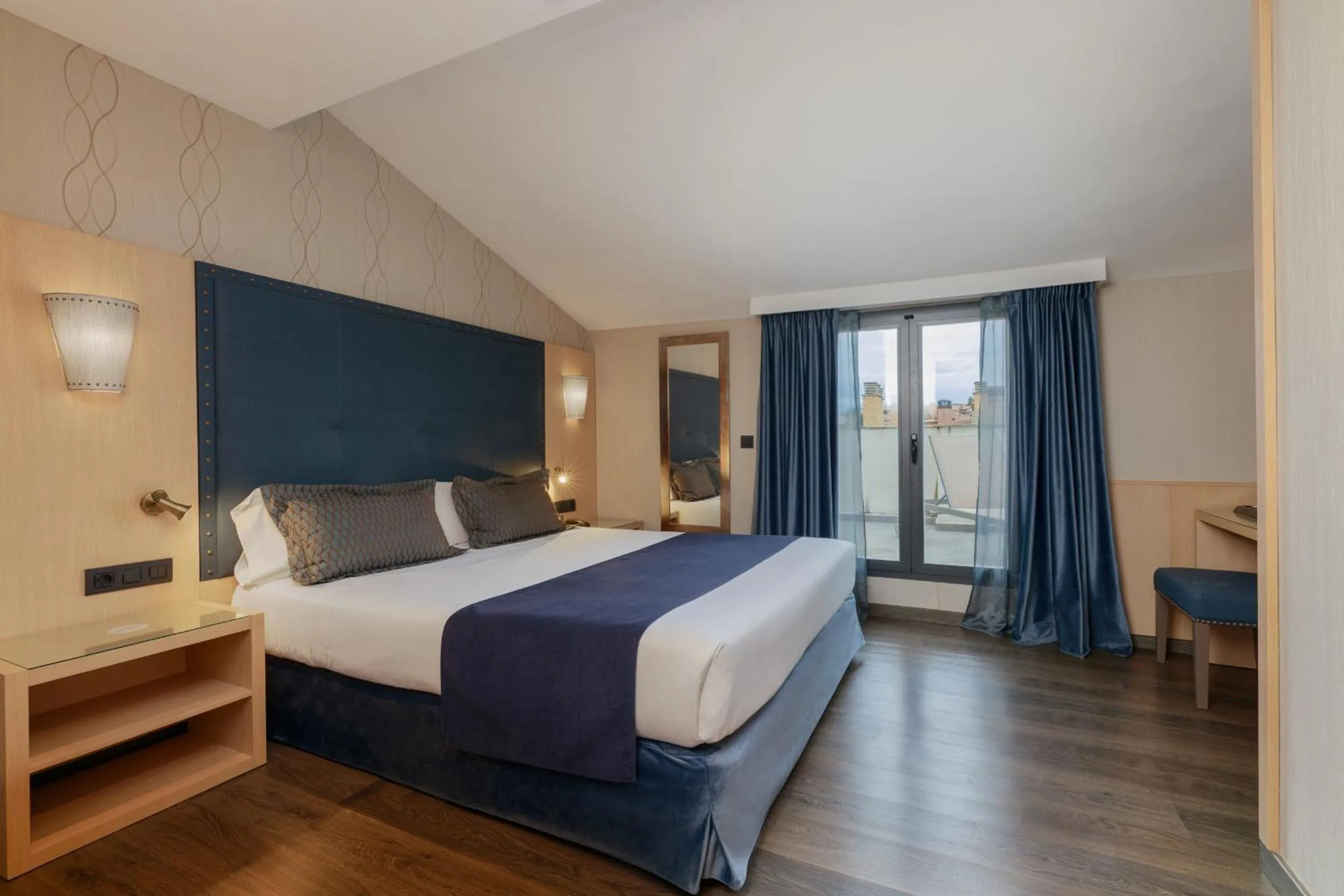 Bedroom, Bed in Hotel Pedro I De Aragon 4 Estrellas SUPERIOR