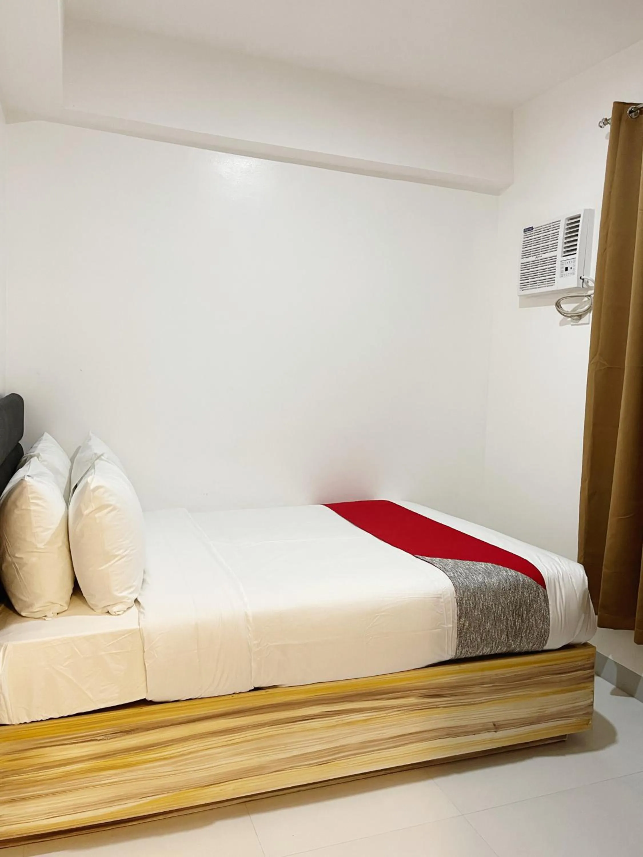 Bed in Airo Suites Makati